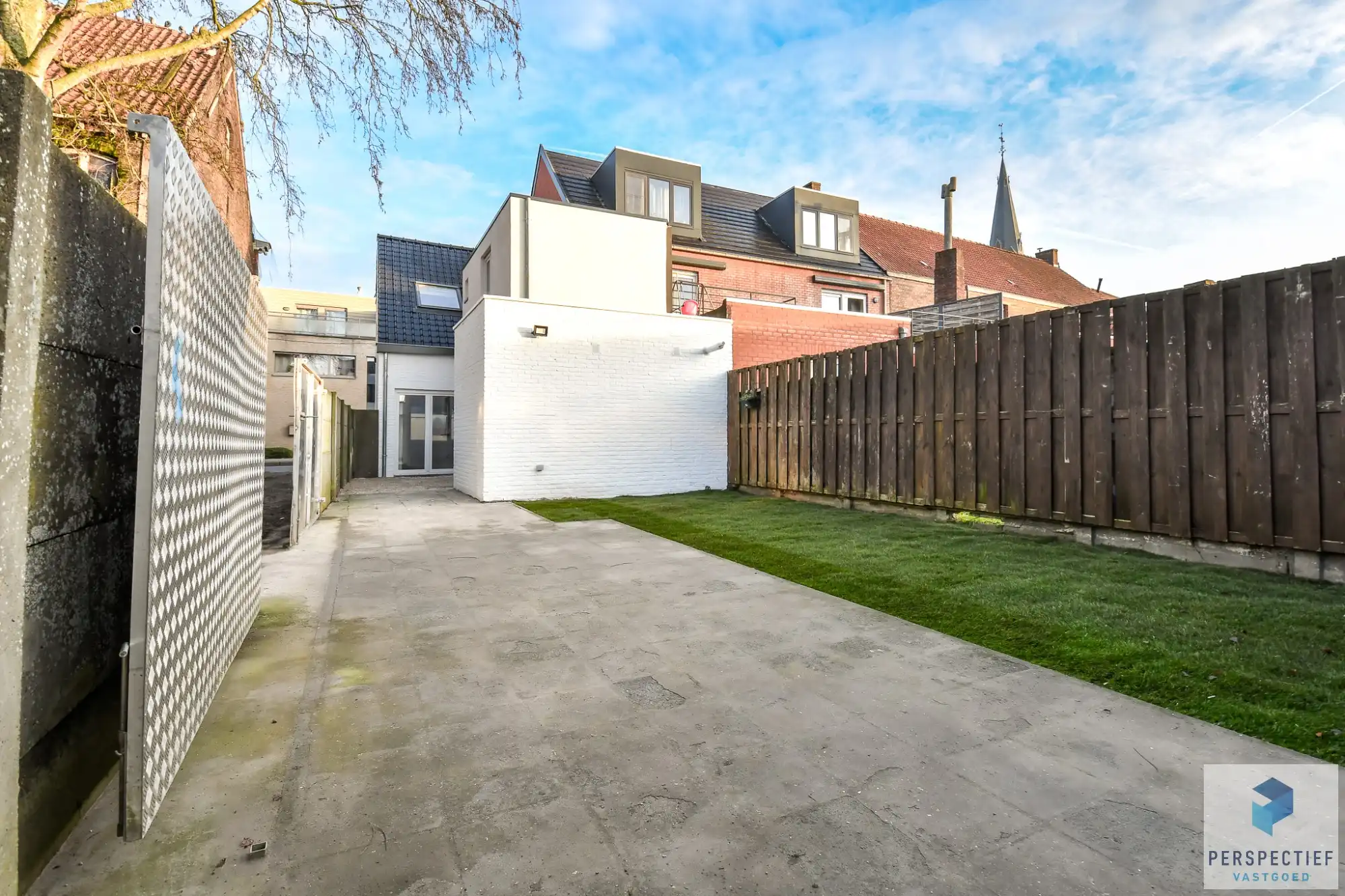 BEZOEKMOMENT ZATERDAG 31/01 VAN 15U TOT 16U30 | GERENOVEERDE woning met 3 slaapkamers en ZONGERICHTE tuin met uitweg en GARAGE foto 2