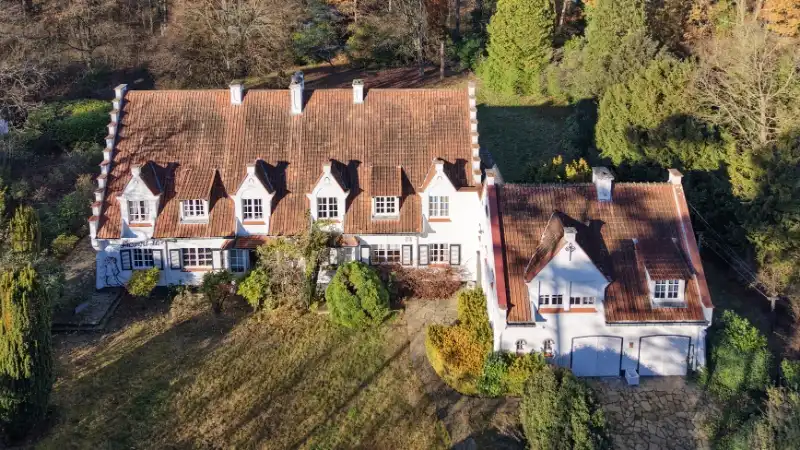 Hoofdfoto van de publicatie: Standingvolle te renoveren villa van 520m² op 53 are