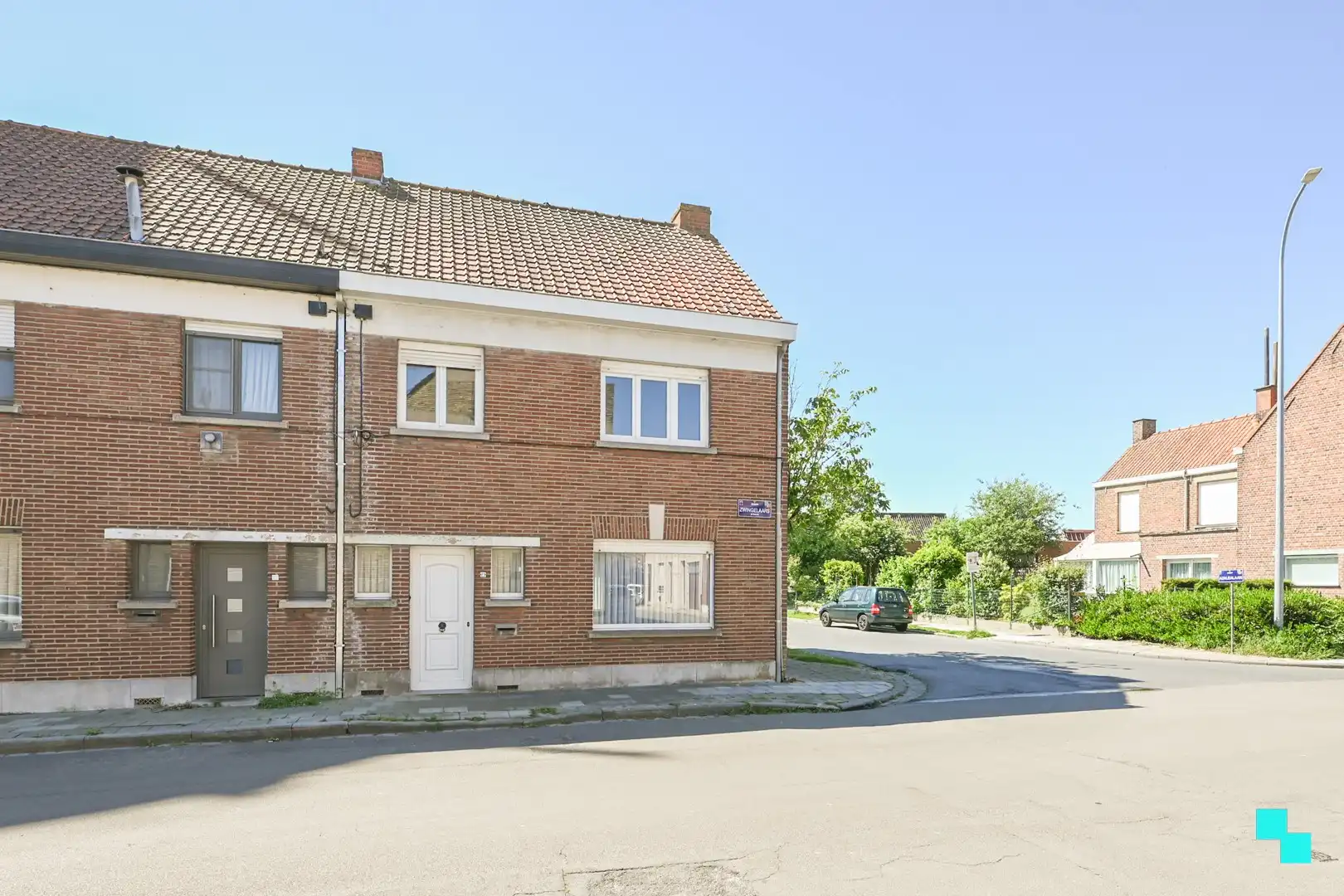 Te renoveren halfopen bebouwing met garage foto 2