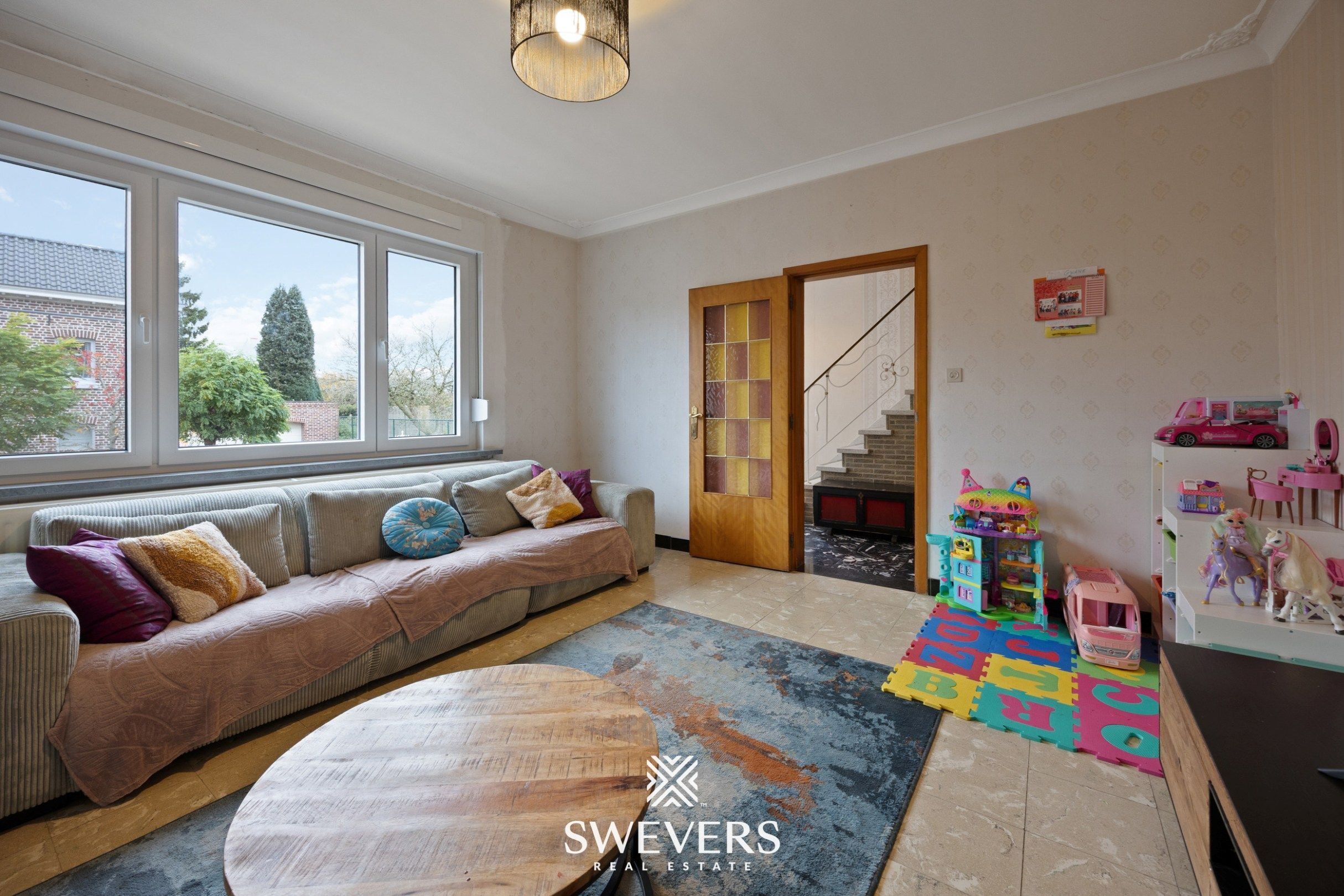 Open bebouwing met 3 slaapkamers en garage in rustige straat foto 4