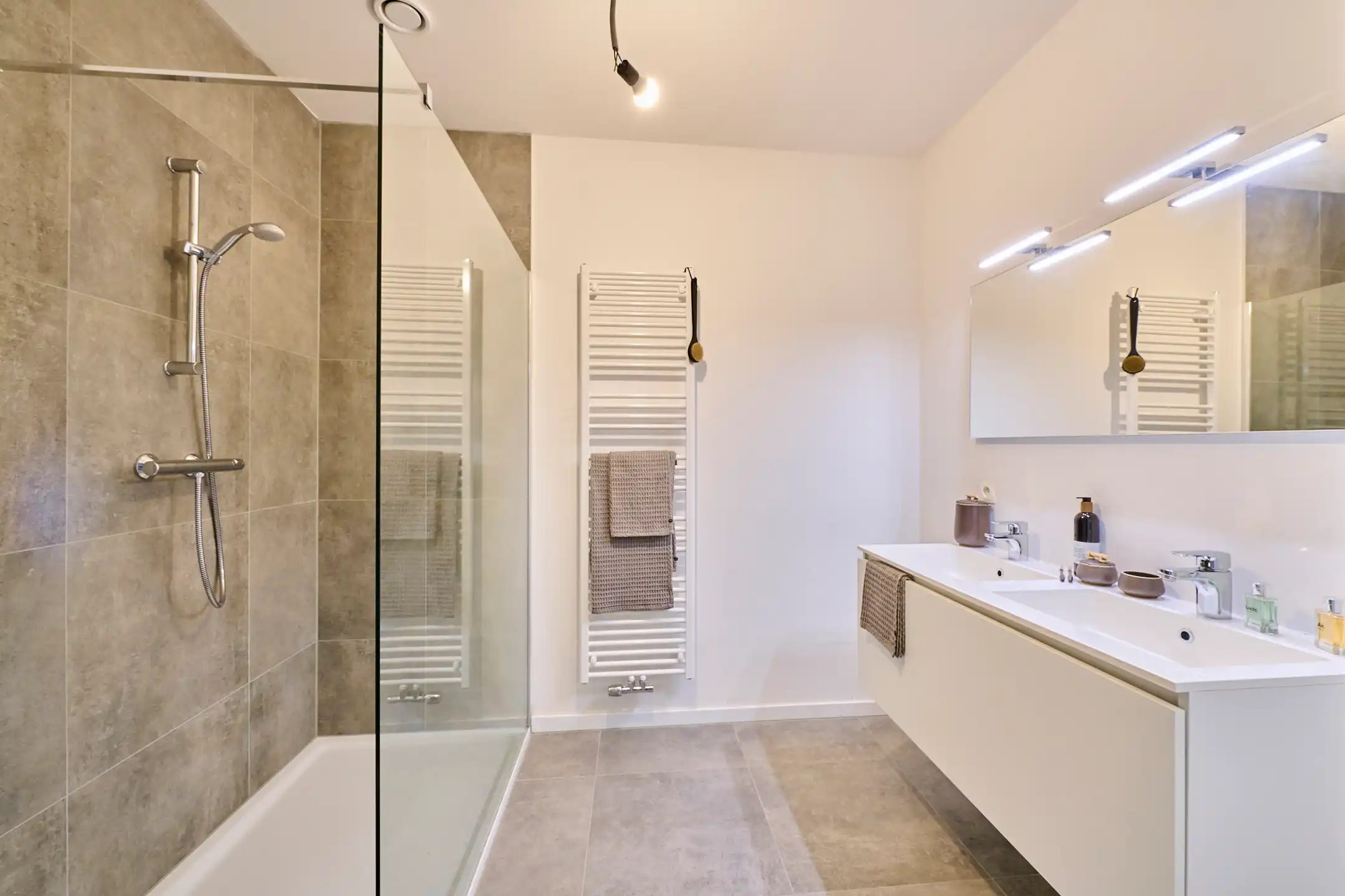 INSTAPKLAAR DOORZONAPPARTEMENT, 108m², 2 SLAAPKAMERS foto 12