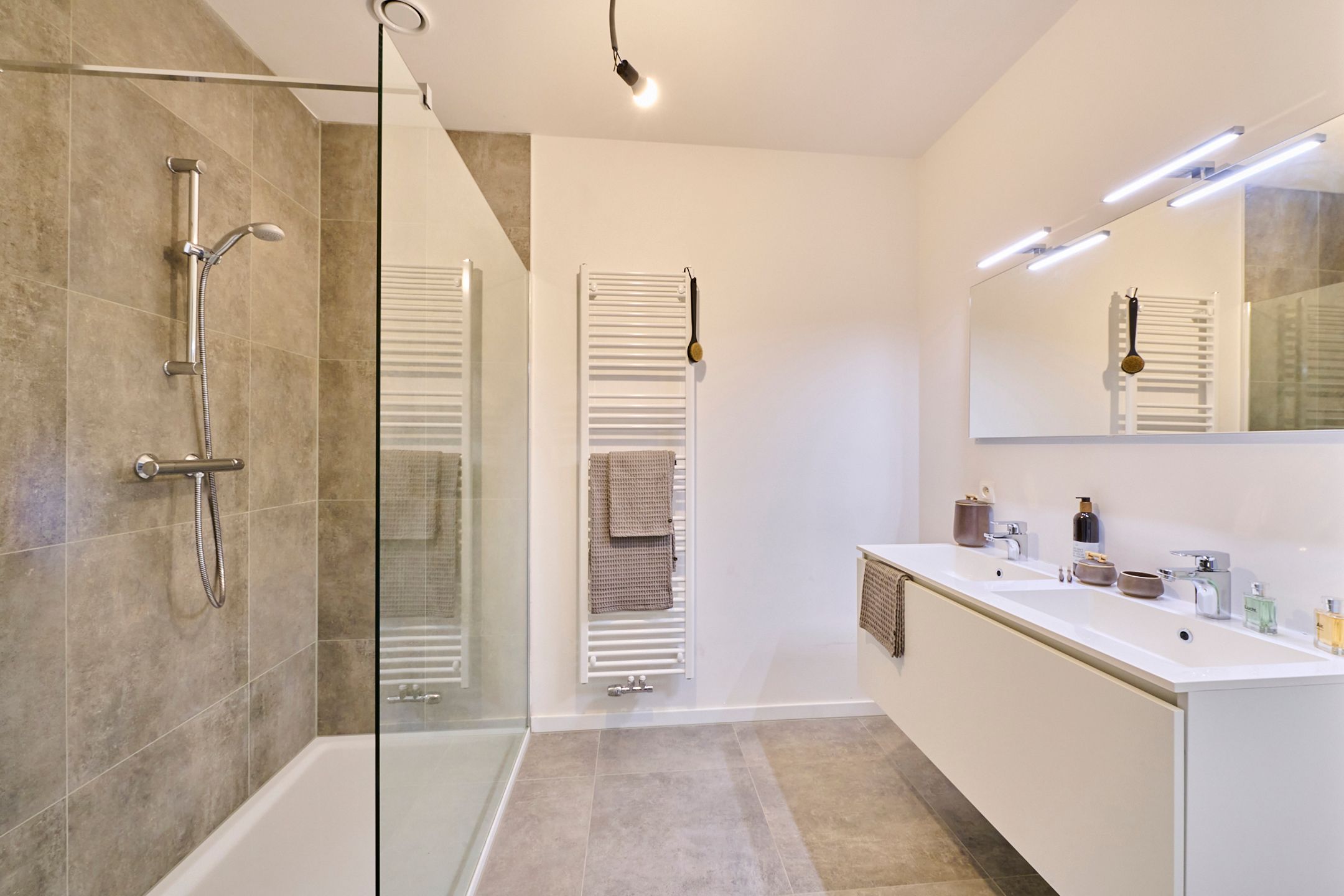 INSTAPKLAAR DOORZONAPPARTEMENT, 108m², 2 SLAAPKAMERS foto 12