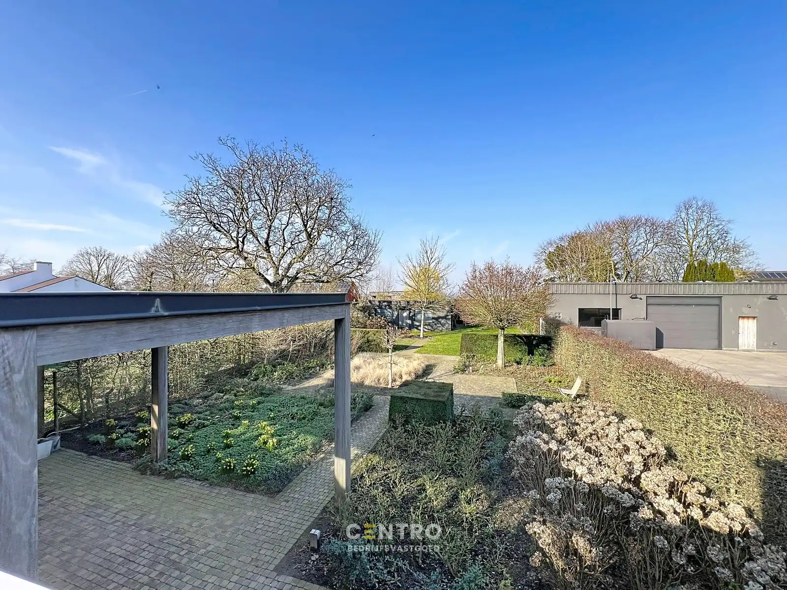 Veelzijdig handelspand met luxewoning, showroom met kantoor (kantoor, winkel, vrij beroep,...), magazijnen en garages. foto 4