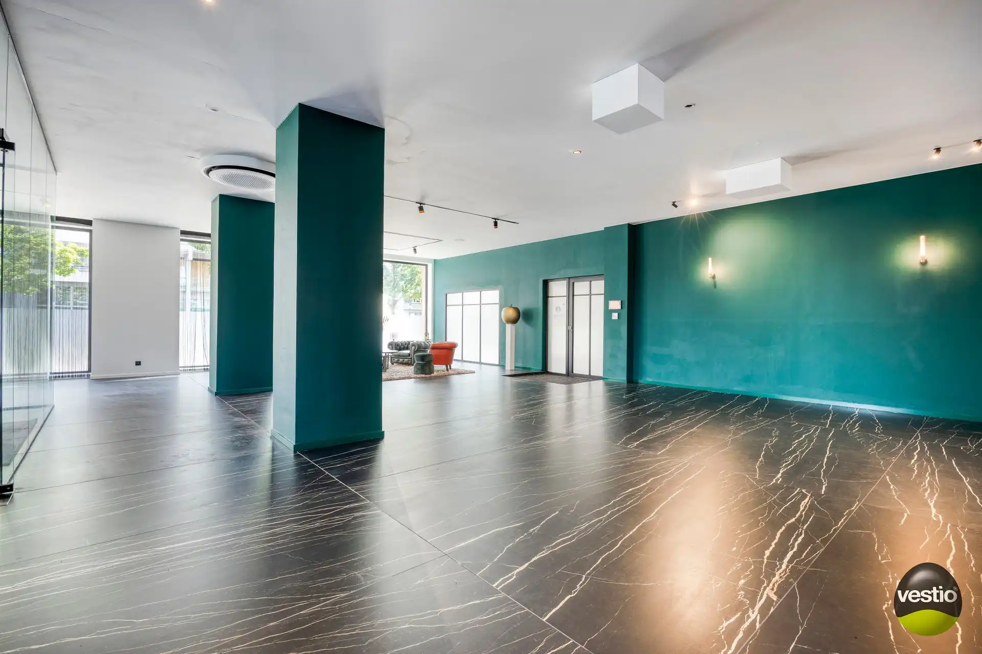 Luxueuze gelijkvloerse kantoorruimte van ca. 328 m² met parking. foto 4