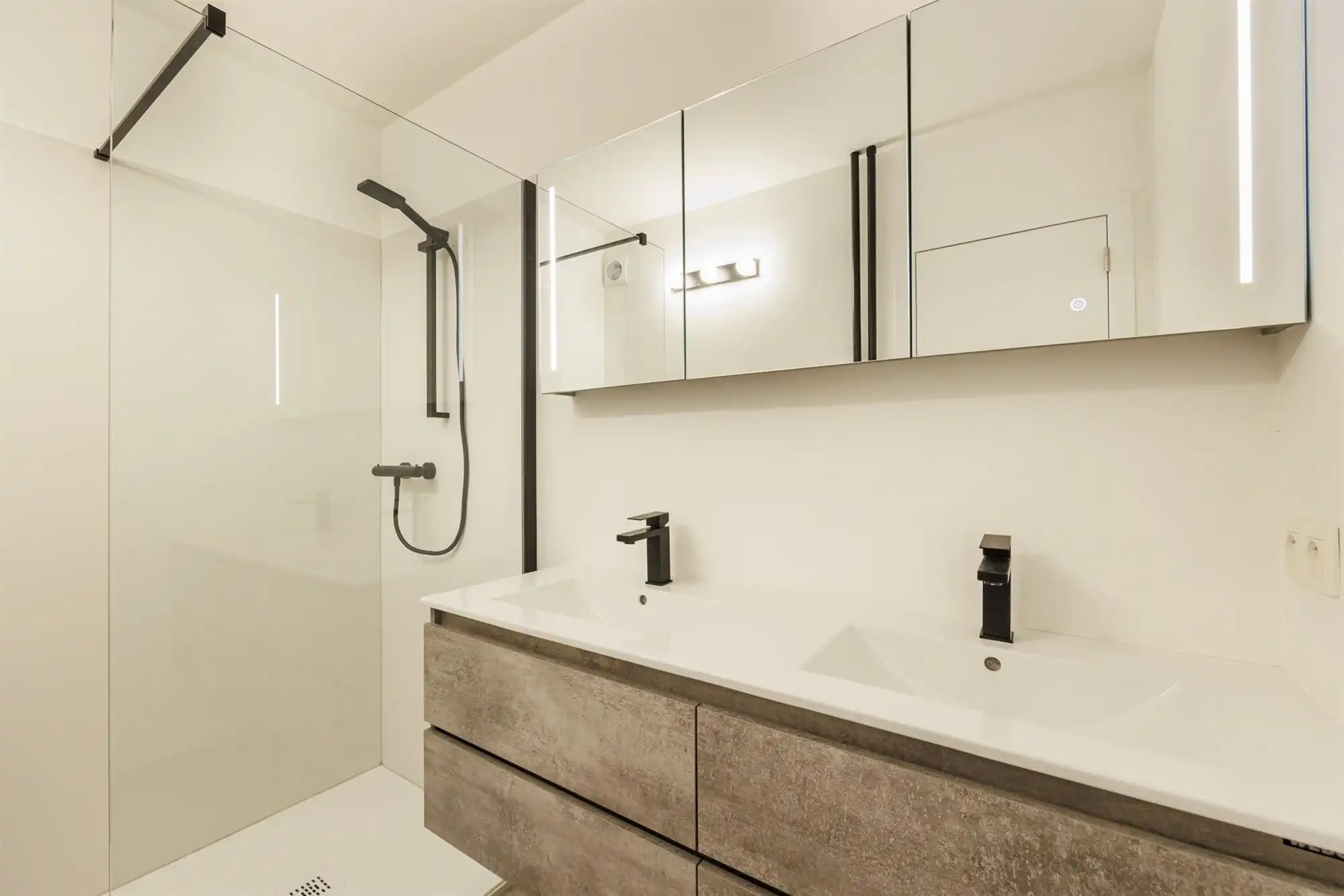 Lichtrijk gelijkvloersappartement met 2 slpk op TOPlocatie foto 4