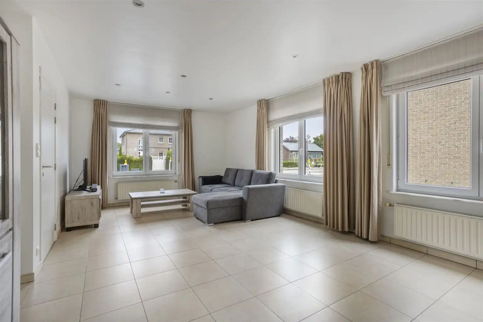 Ruim gelijkvloers appartement met gezellig, overdekt terras en ondergrondse garage, op een toplocatie vlak bij het centrum van Maaseik. foto {{pictureIndex}}