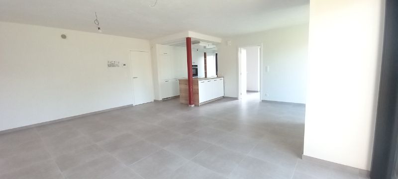 Dit appartement is gelegen langsheen de Langerbrugsestraat te Evergem. foto 4