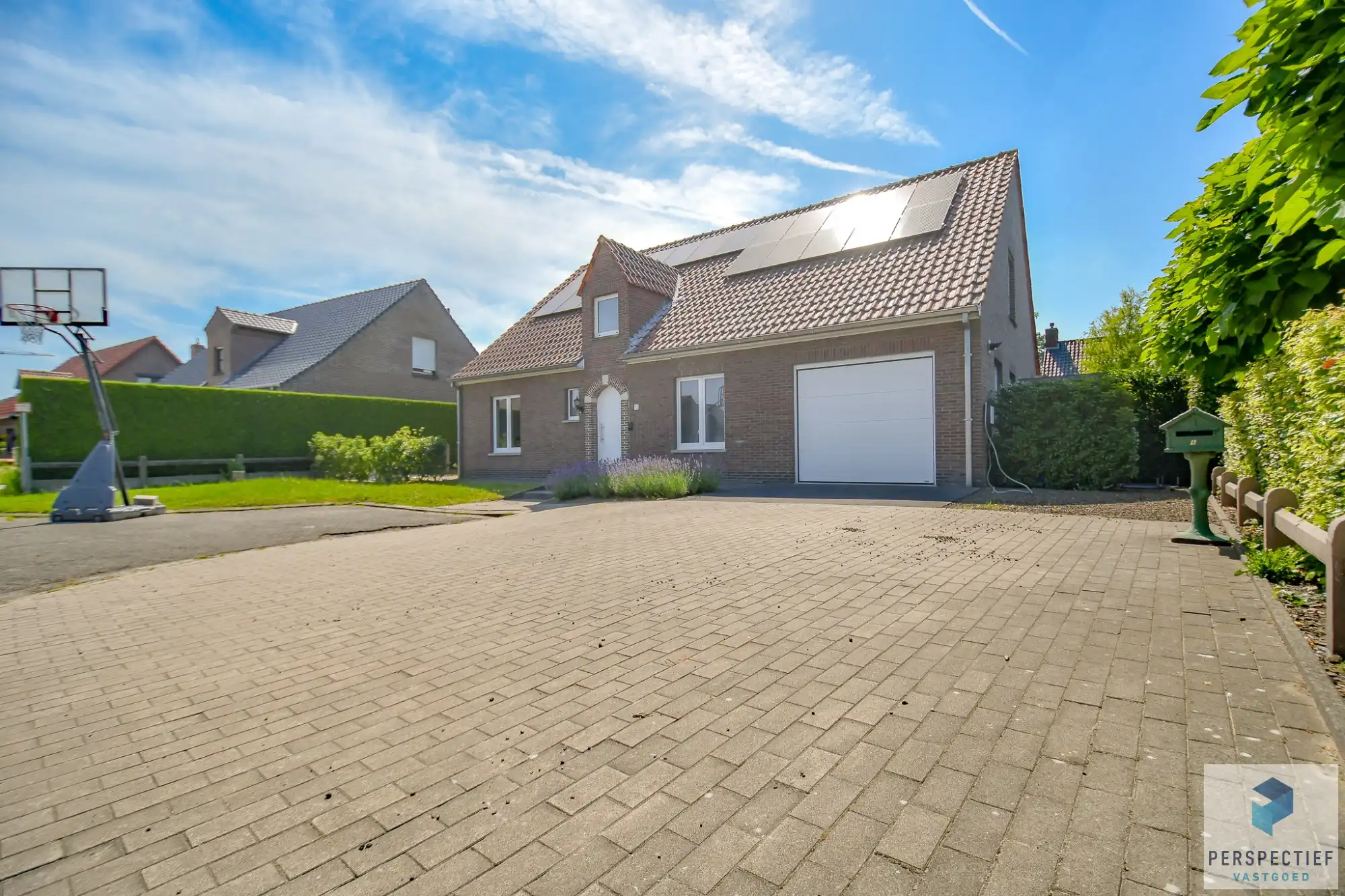Ruime (254m²) instapklare gezinswoning met 4 slaapkamers, zwembad en poolhouse foto 10