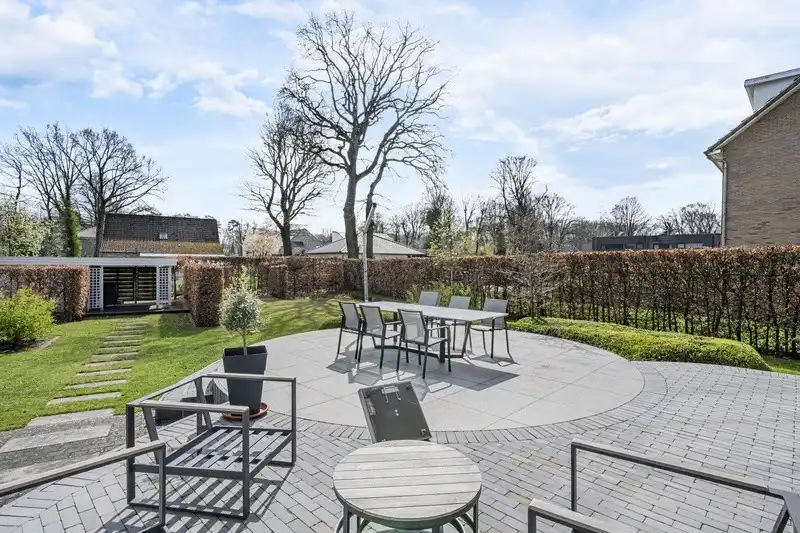 Instapklare statige villawoning met royale tuin foto 16