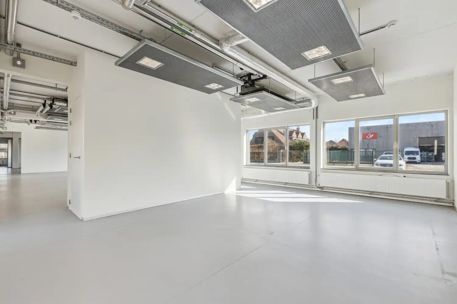Veelzijdig kantoorgebouw met ruime parking op 2433 m² foto 8