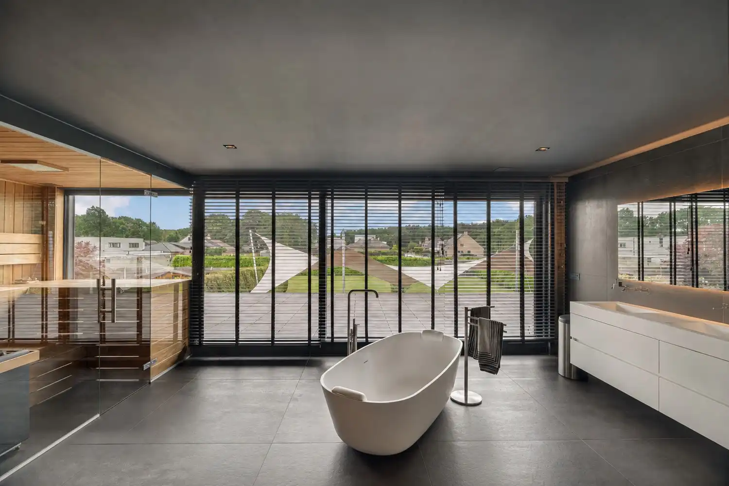 Exclusieve recente villa met verwarmd zwembad, vier garages en inclusief bouwgrond van 10a in een groene omgeving foto 24