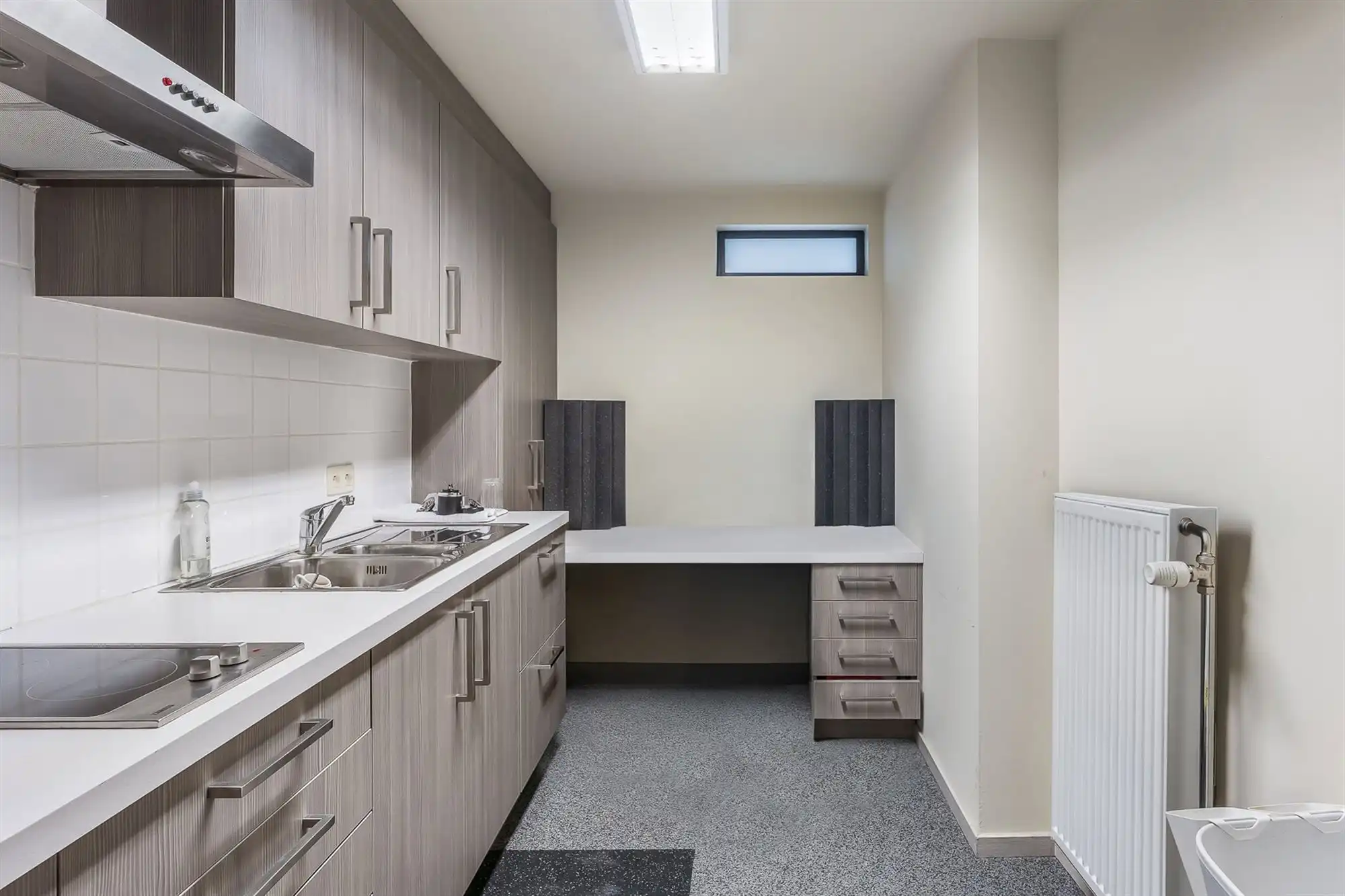 ZEER GOED GELEGEN HANDELSRUIMTE (110M²) MET BUREAU EN KITCHENETTE TE PAAL foto 10