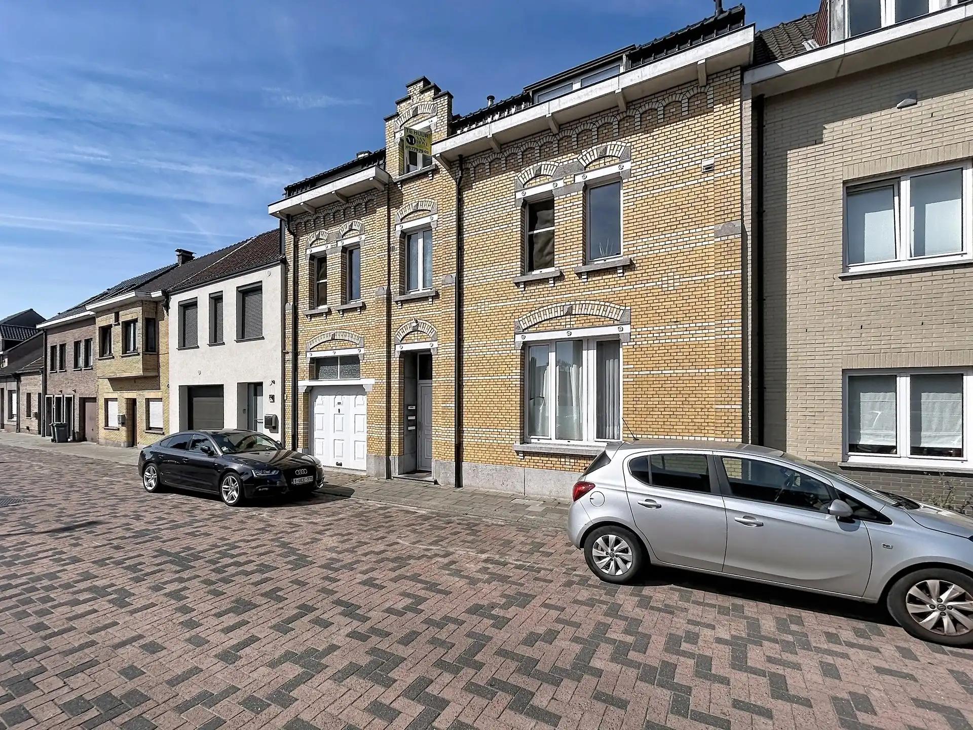 OPBRENGSTEIGENDOM MET 3 VOLLEDIG VERHUURDE APPARTEMENTEN – UITSTEKENDE INVESTERING IN SINT-PAUWELS foto {{pictureIndex}}