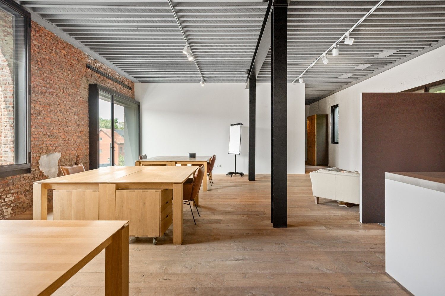 Inspirerend kantoor van ca. 140 m² te huur in het project Kanaal van Axel Vervoordt foto 9