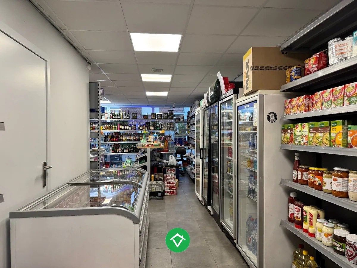 Centraal gelegen handelsruimte met 3 autostandplaatsen te Izegem foto 12