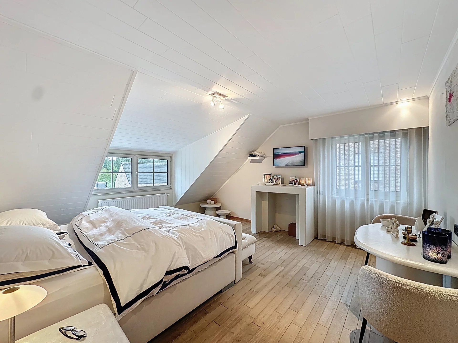 Prachtige landelijke gelegen vrijstaande woning uit 2001, gelegen op een perceel van 16a 43ca. Deze woning biedt comfort, ruimte en privacy met hoogwaardige afwerking en moderne gemakken. foto 26