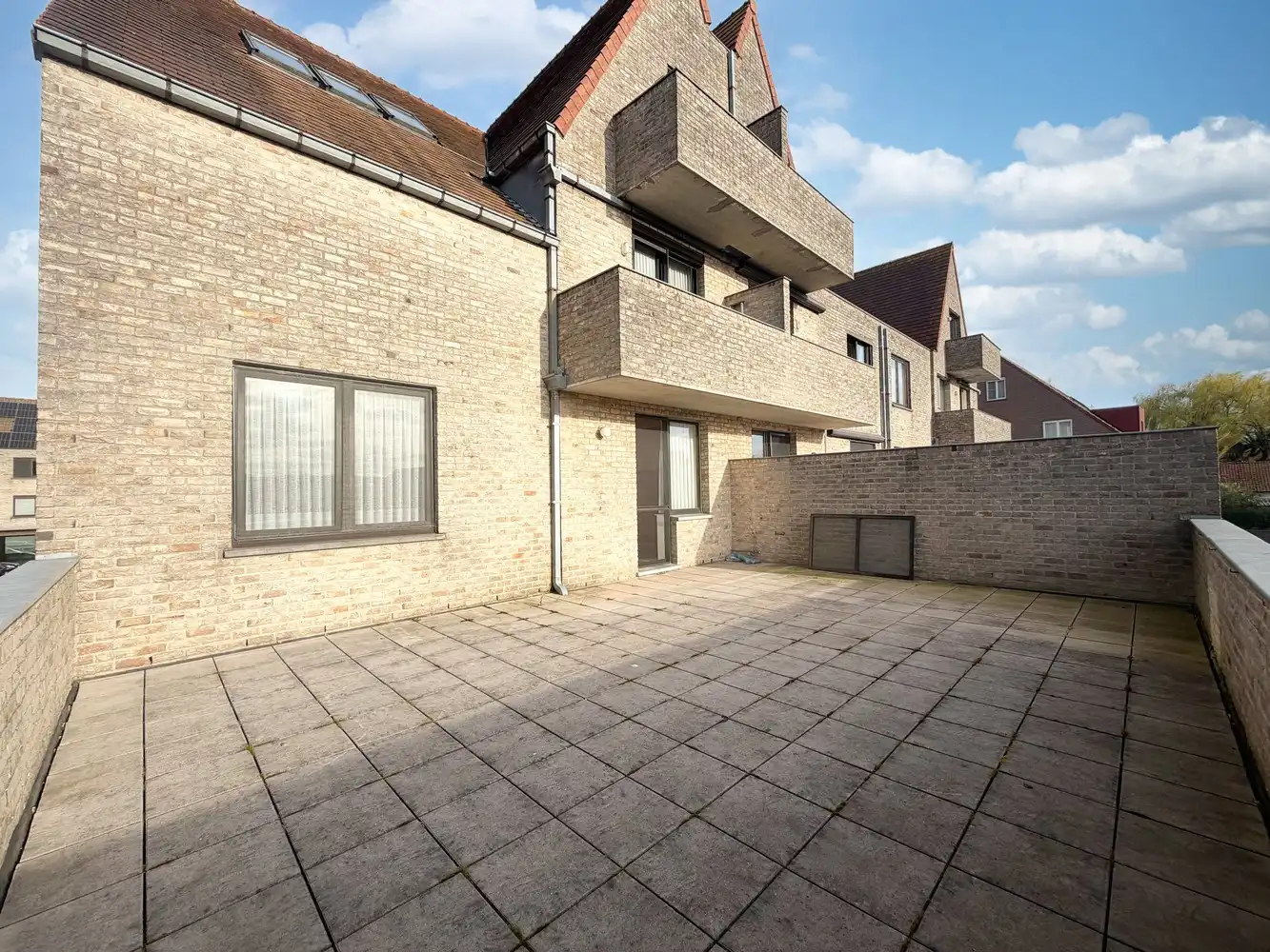 Ruim, lichtrijk appartement met 2 slpks. + uniek terras foto {{pictureIndex}}