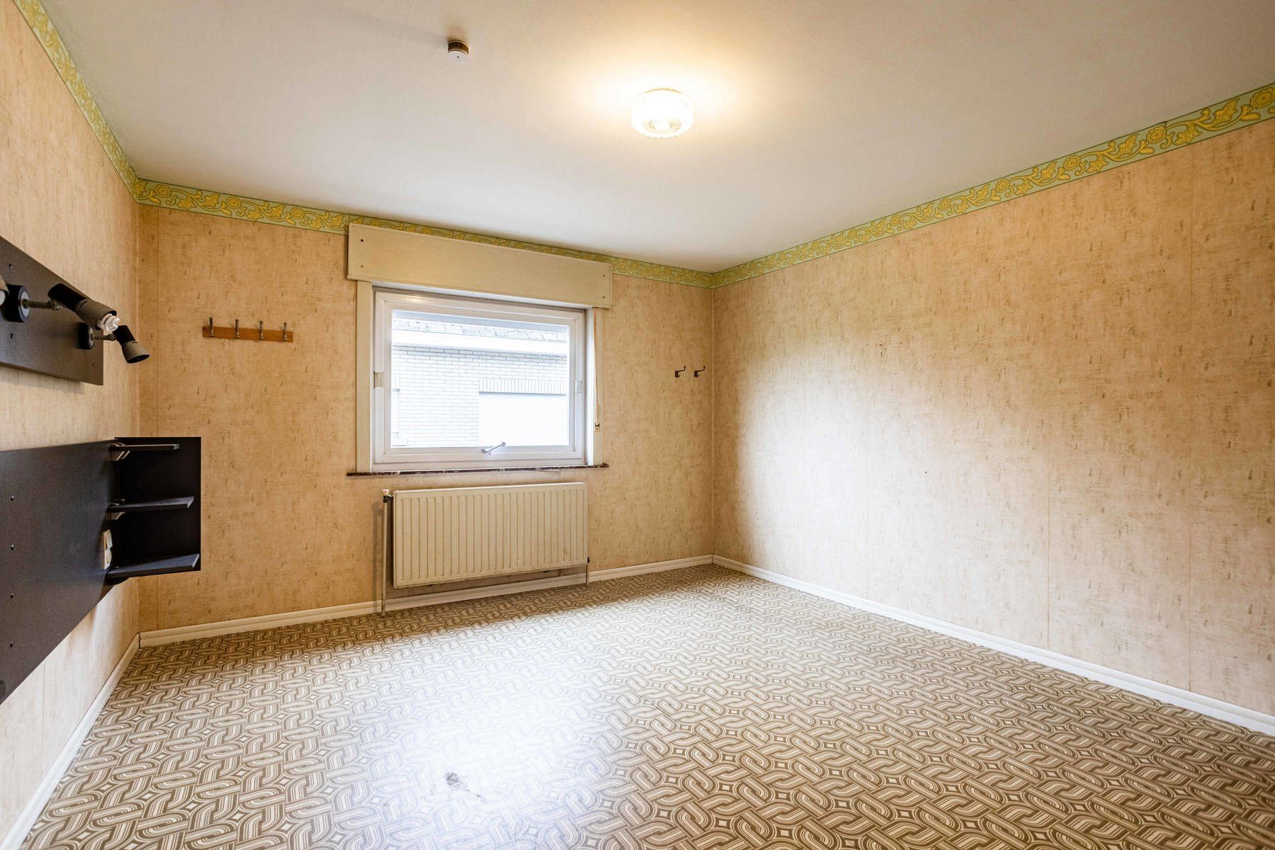 Ruime gezinswoning met 5 SLPK en bureau foto 23