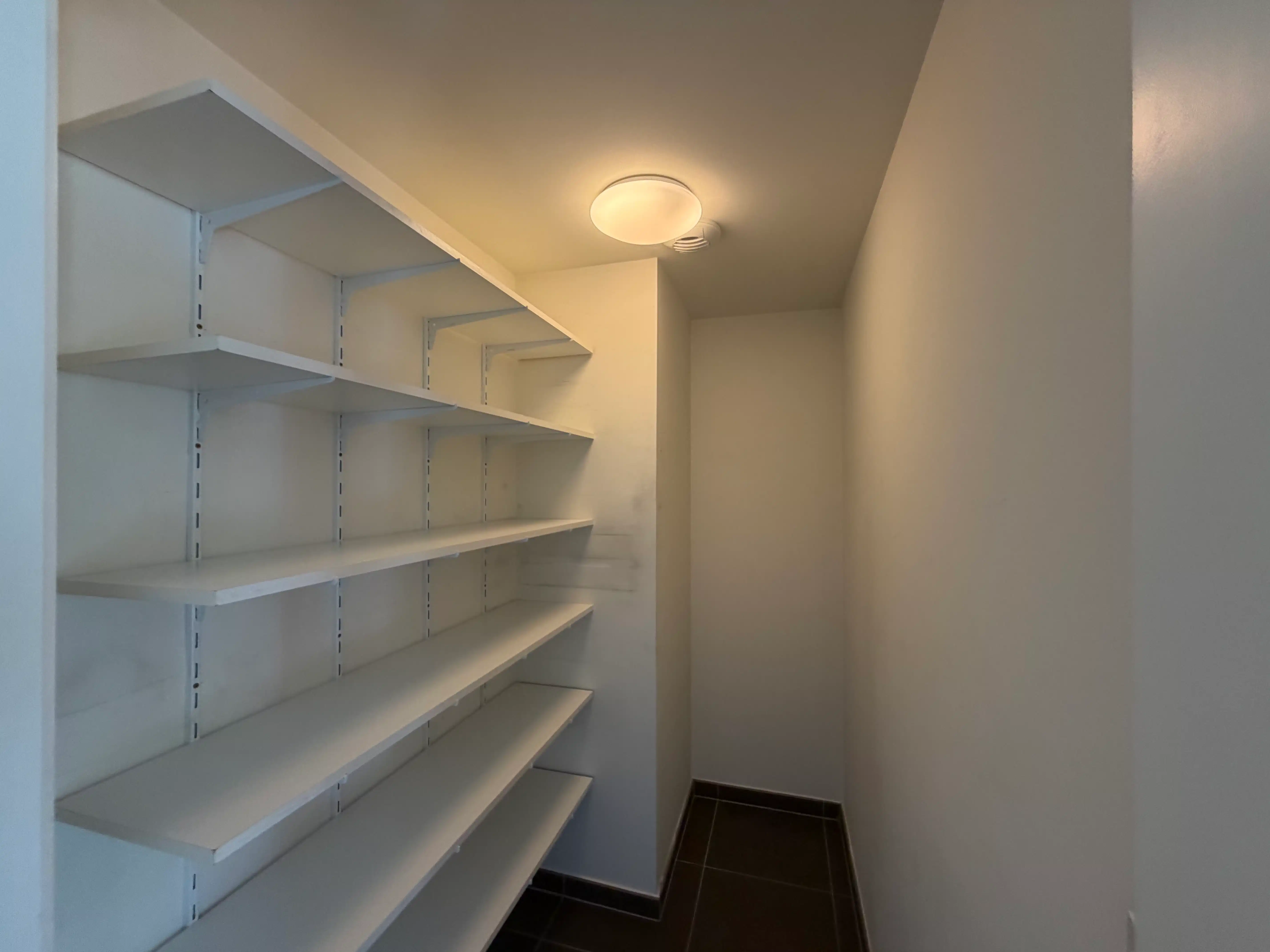 INSTAPKLAAR APPARTEMENT MET TWEE SLAAPKAMERS EN GARAGE foto 7