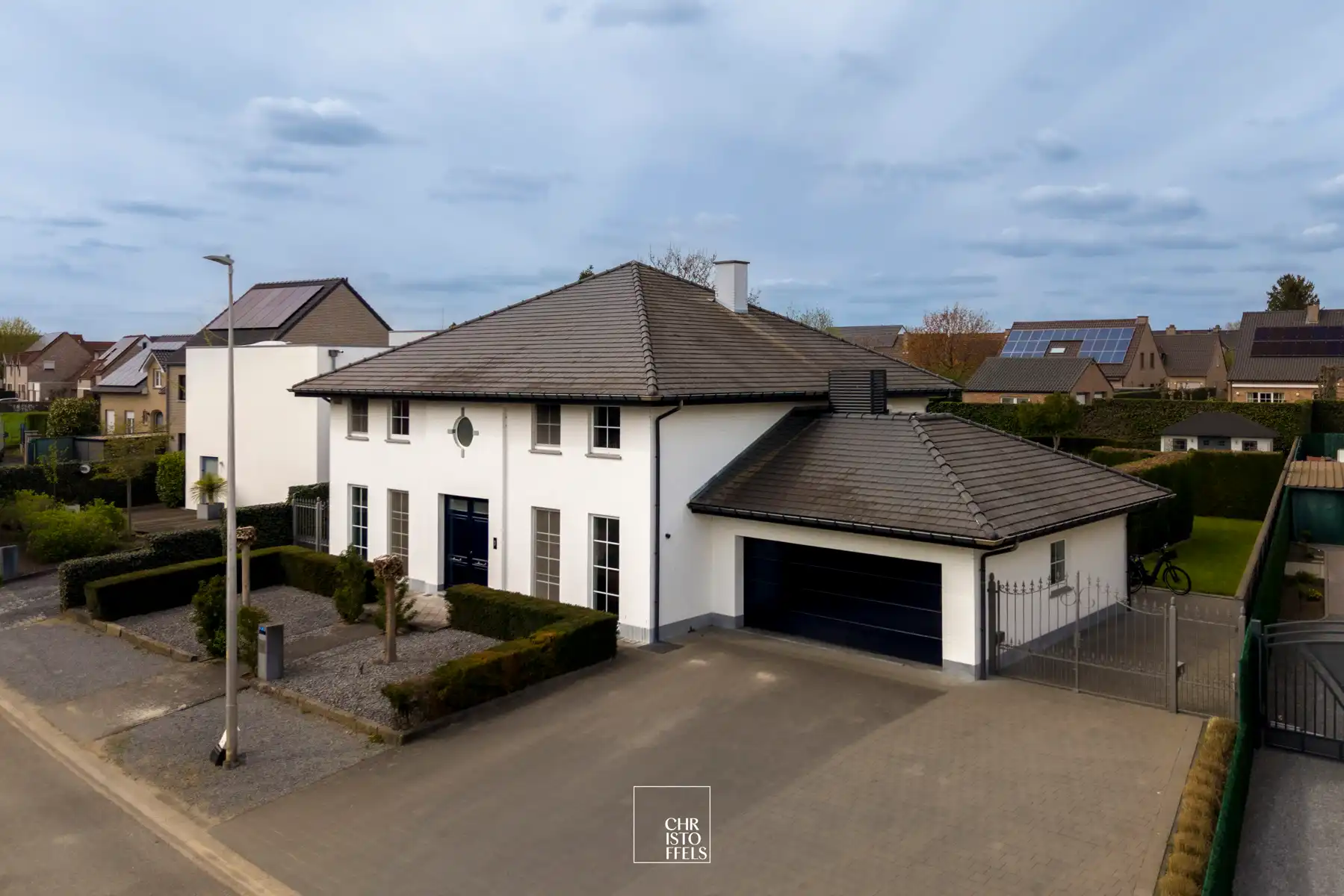 Elegante villa (384m²) op perceel van 1.349m² foto {{pictureIndex}}