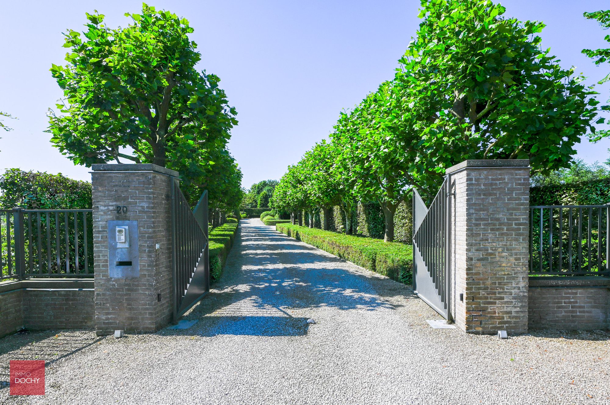 Rustig gelegen villa met bijgebouw en weides foto 3