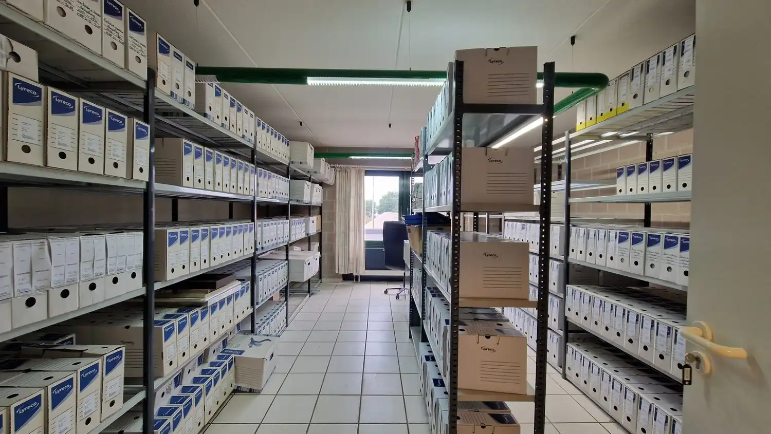 Kantoorruimtes met sanitair, kitchenette en parkeerplaatsen foto 16