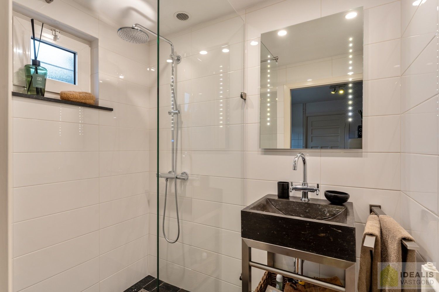 IDEALIS VASTGOED – Prachtige, stijlvolle woning met een aangename 123m² als bewoonbare oppervlakte. De woning omvat een lichtrijke ruime woonkamer voorzien van een pellet kachel en met een prachtige parketvloer dewelke overgaat in de keuken en 3 slaapkamers op een ruim en prachtig aangelegd perceel van 7a 42ca. Dit alles gelegen in een heerlijk rustige straat, op enkele minuten zowel van de centra van Pelt als Achel, doch ook op een steenworp van de Nederlandse grens, dichtbij Valkenswaard en Eindhoven. foto 20