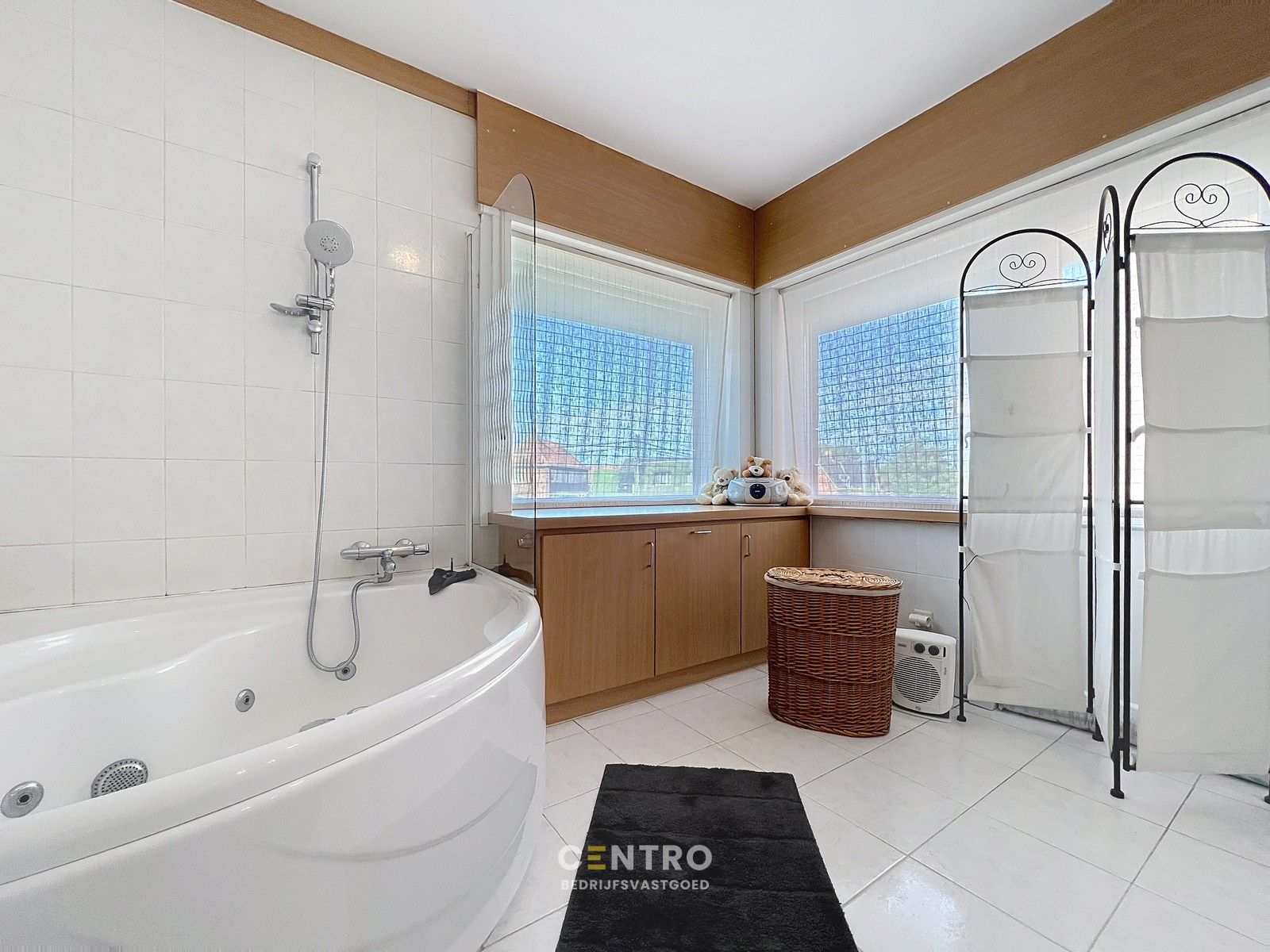 Woning met commerciële ruimte (eenvoudig om te vormen naar ruime leefruimte), 240m² bewoonbaar, extra tuinbergingen en DUBBELE garage te Torhout. foto 23