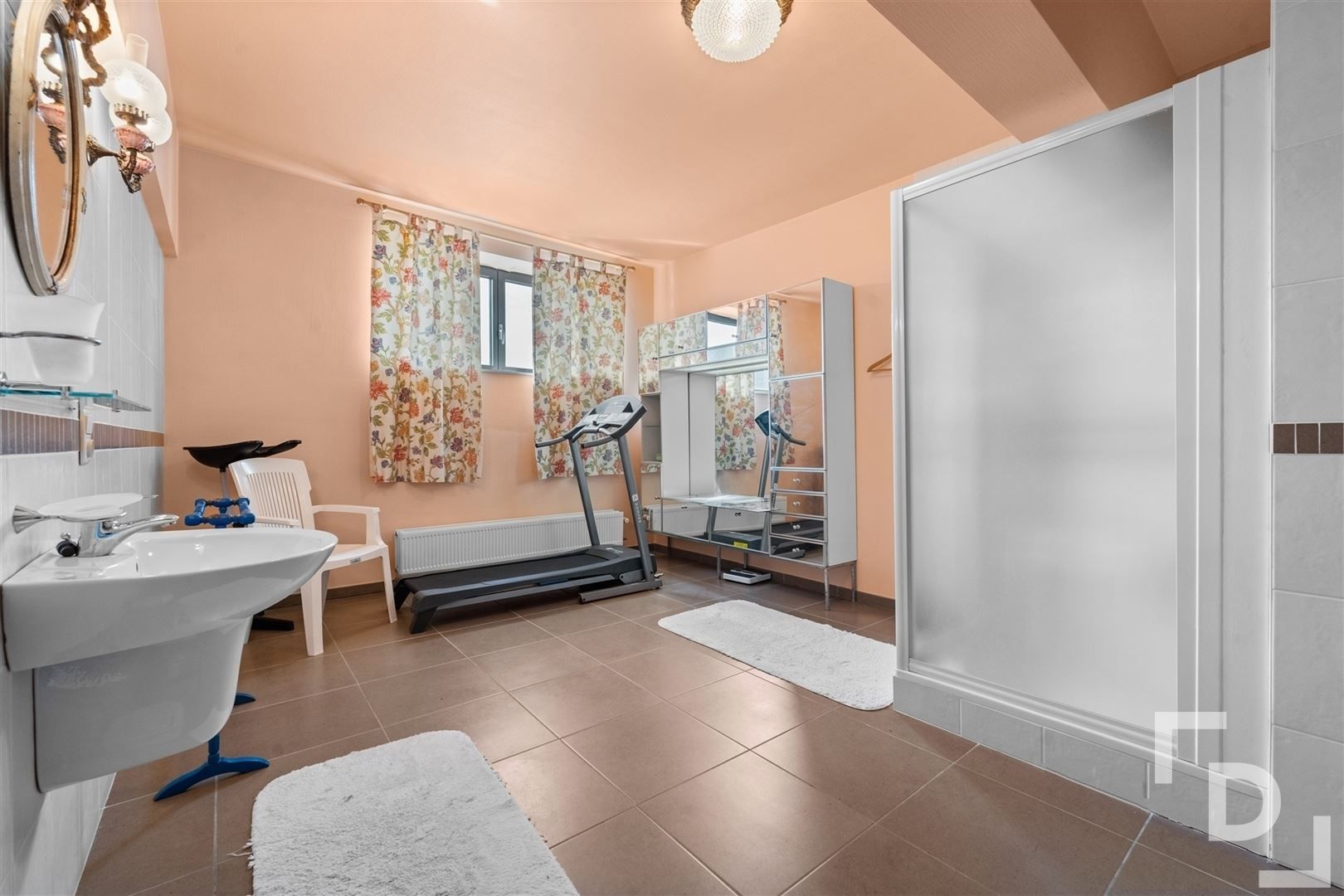 Appartement van 300m² met garage op toplocatie in Ieper foto 18