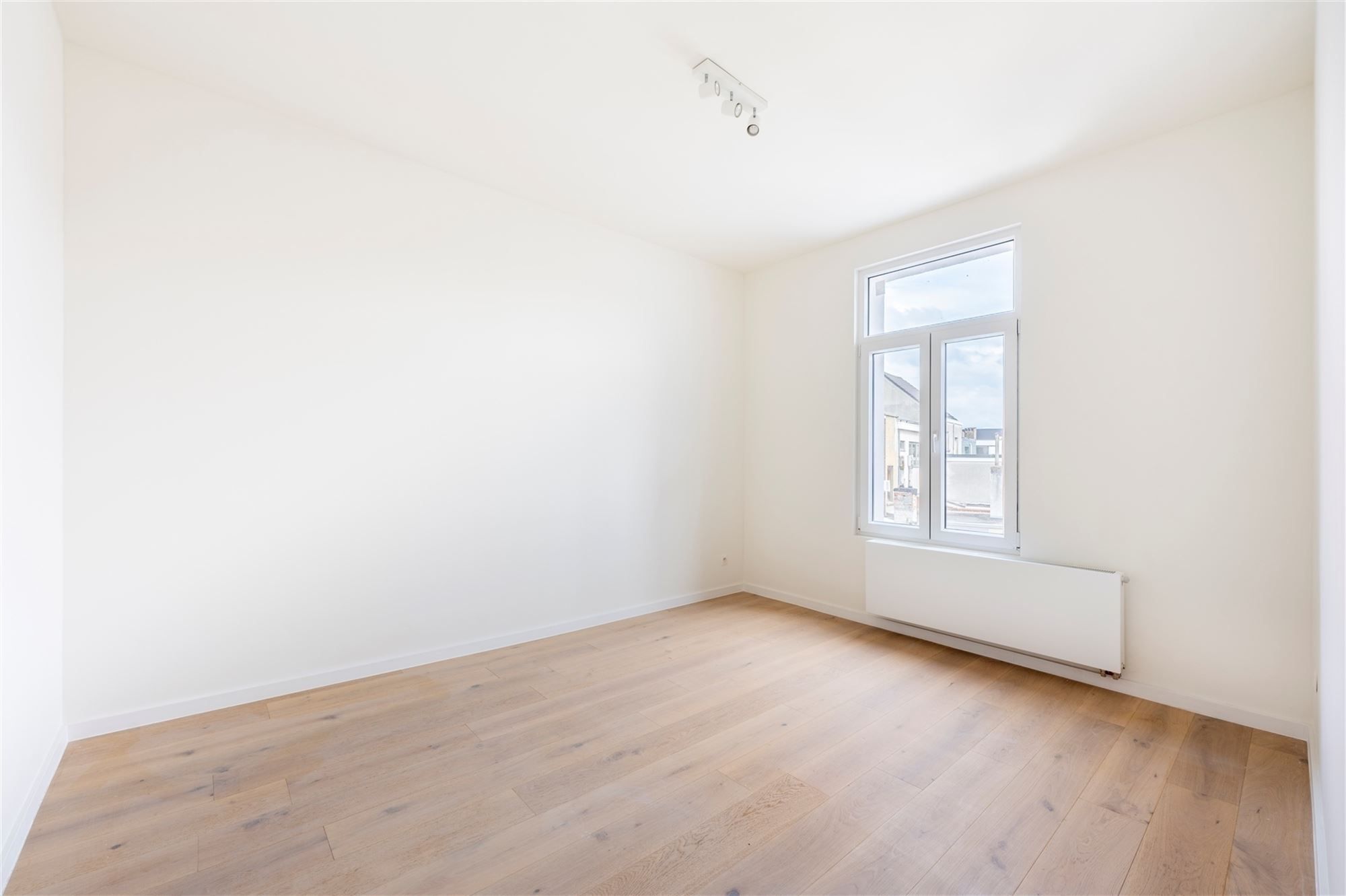 Ruime gerenoveerde woning met tuin foto 22