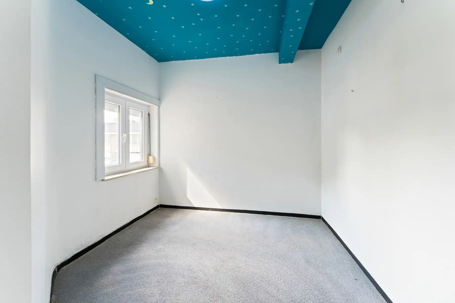 Lichtrijke woning met 4 slaapkamers, garage en verzorgde tuin. foto 15