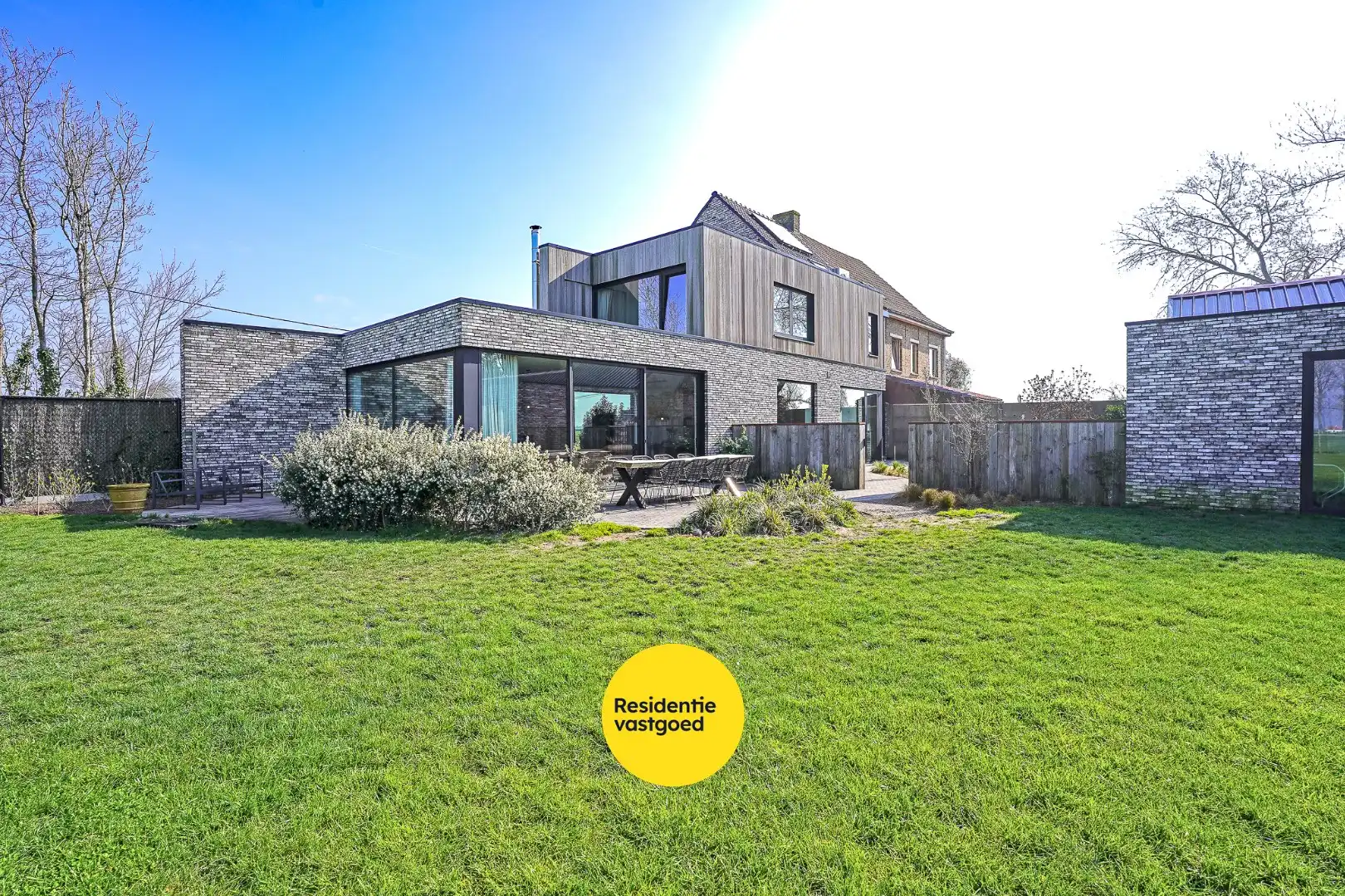 Recente woning met prachtige verzichten op een perceel van 2.027 m², midden in het groen nabij de IJzer. foto {{pictureIndex}}