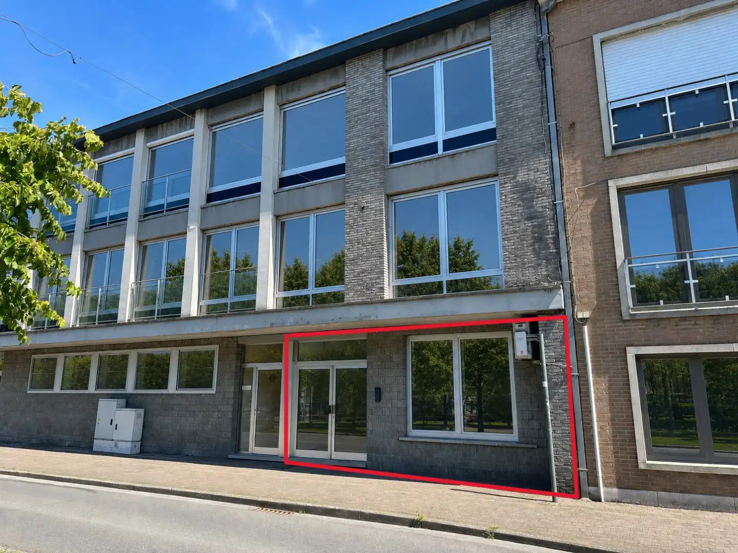 Instapklare kantoorruimte (+/- 100 m²) met 2 parkeerplaatsen, Torhout centrum foto {{pictureIndex}}