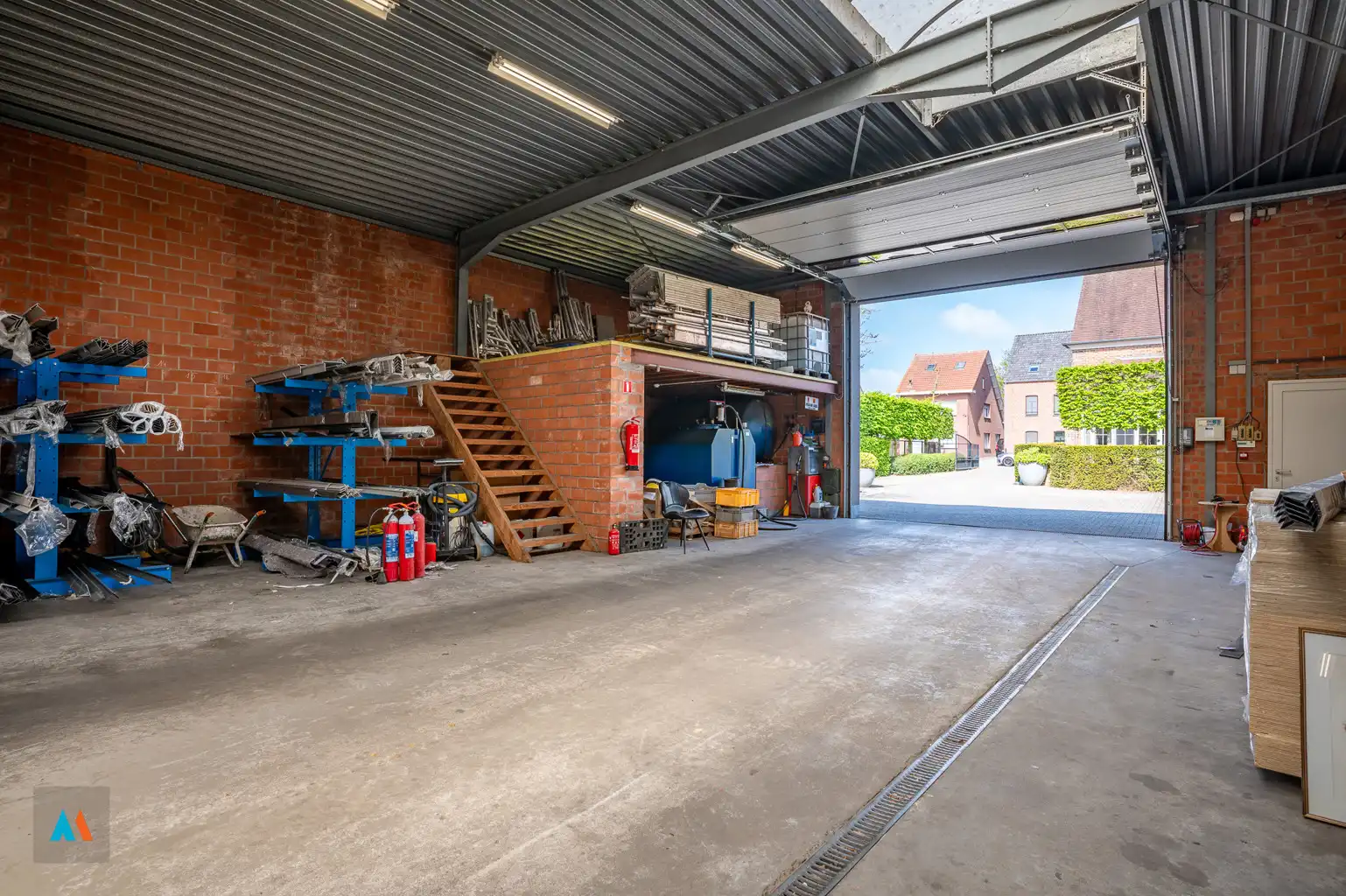 Ruim magazijn met buitenopslag en parkeergelegenheid foto 4