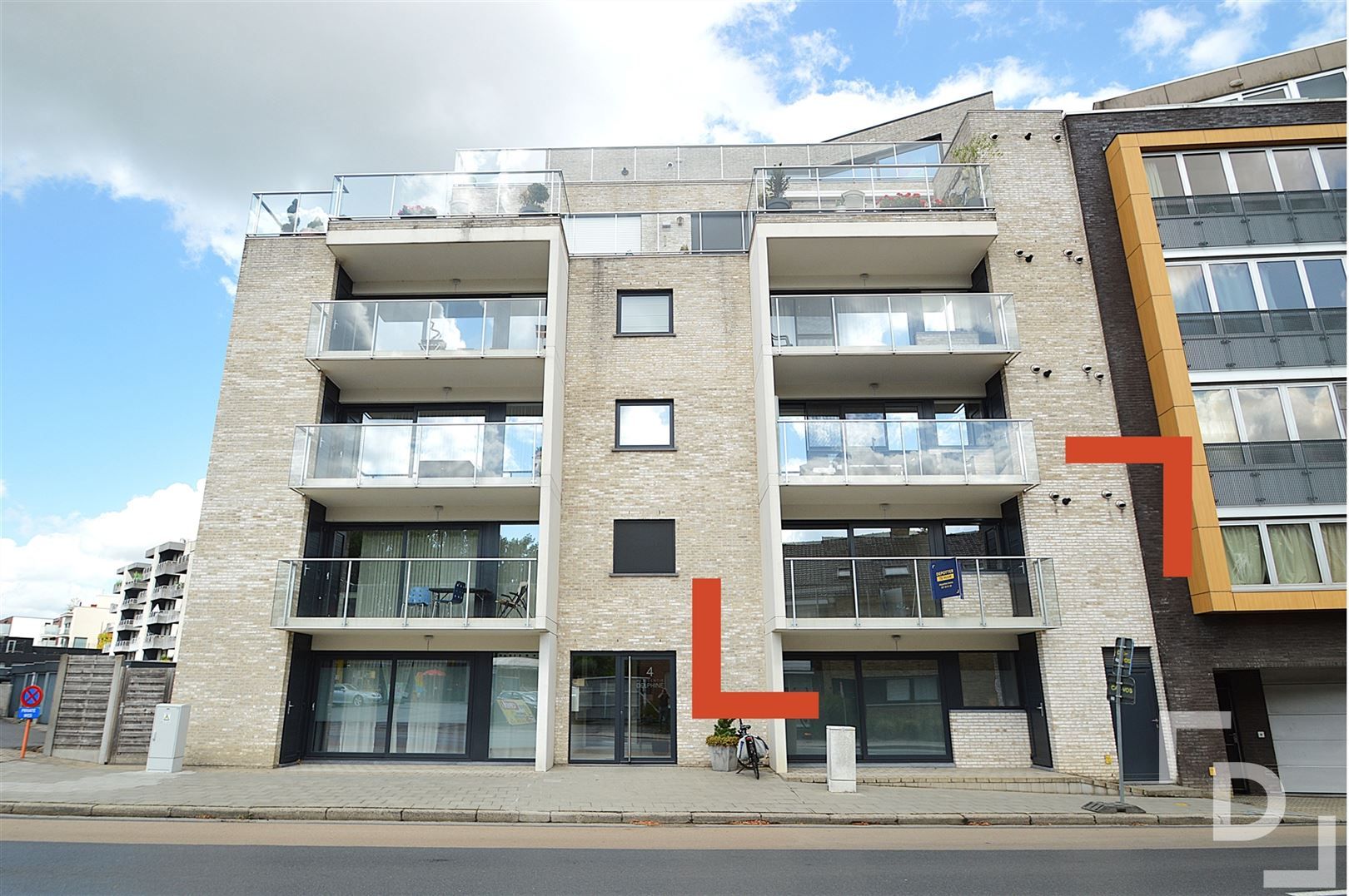 Centraal gelegen appartement met garage te huur. foto {{pictureIndex}}