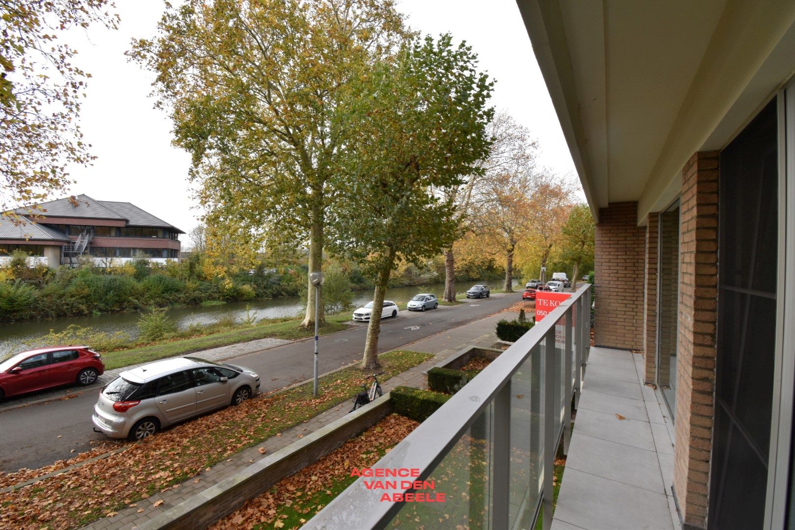 Uitzonderlijk breed appartement met 2 slaapkamers en terras foto 4