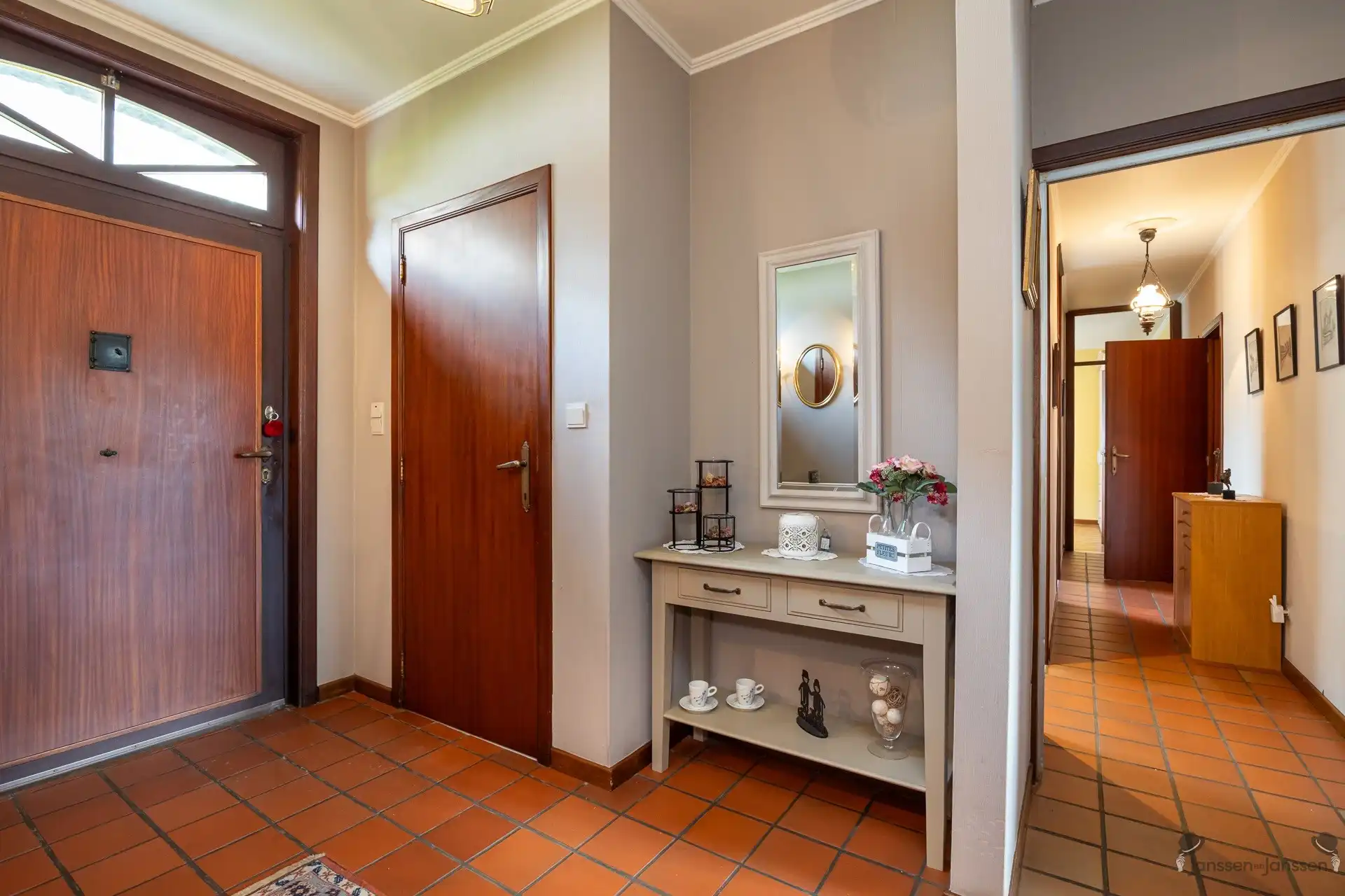 Verzorgde woning met grote tuin foto 11