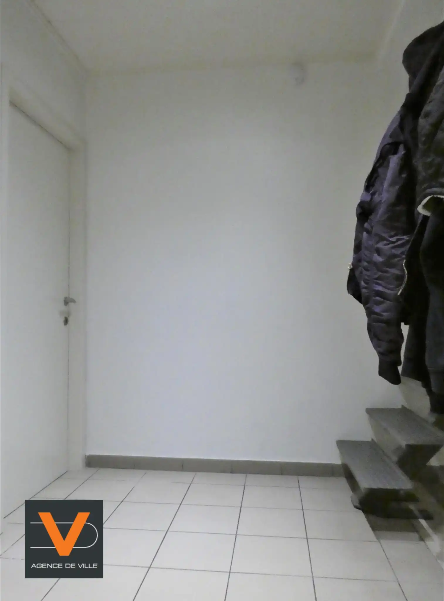 Prachtige koppelwoning met zonnig terras van 16m² en 2 autostaanplaatsen. Veel lichtinval door de grote ramen. foto 19