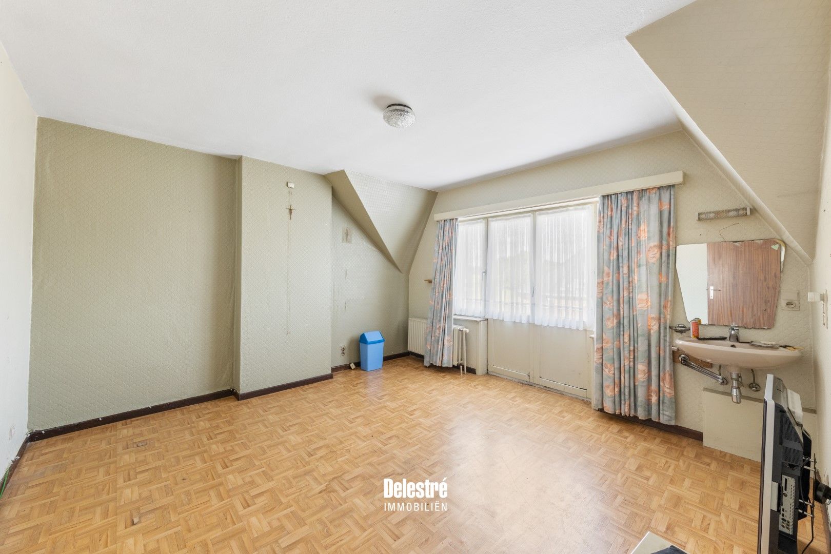 Ruime te renoveren alleenstaande woning met polyvalent bijhuis en grote garage  foto 23