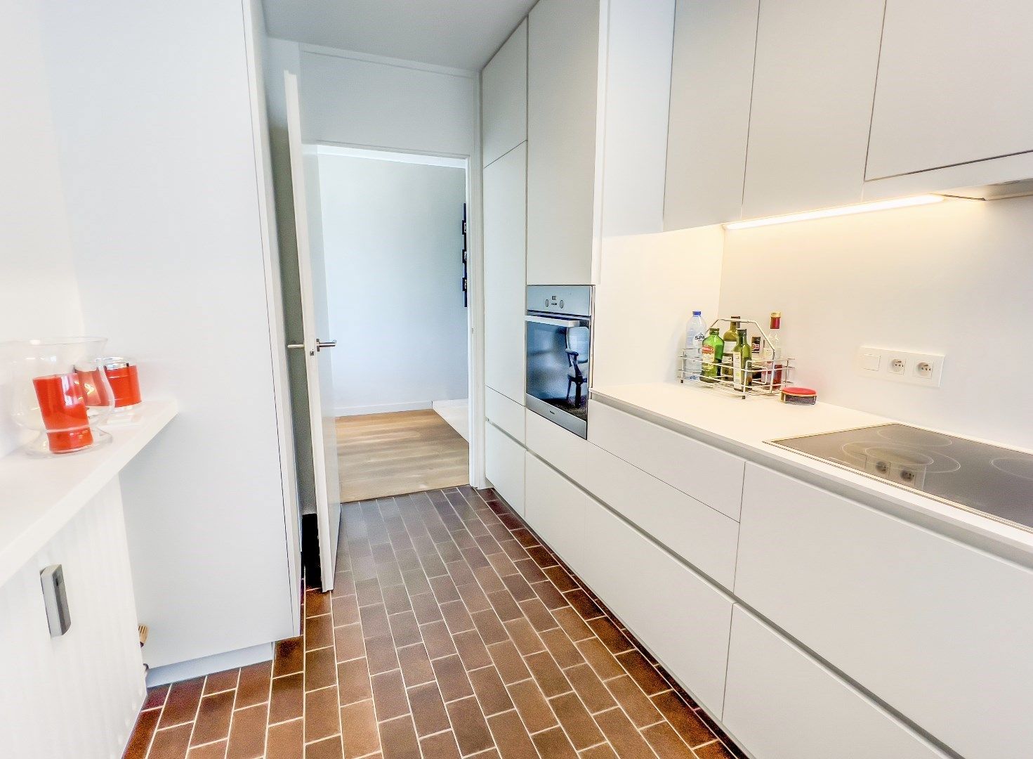 Gemeubeld hoekappartement (westkant) gelegen op de Zeedijk vlakbij het Albertplein en Driehoeksplein. Inclusief inpandige parking foto 9