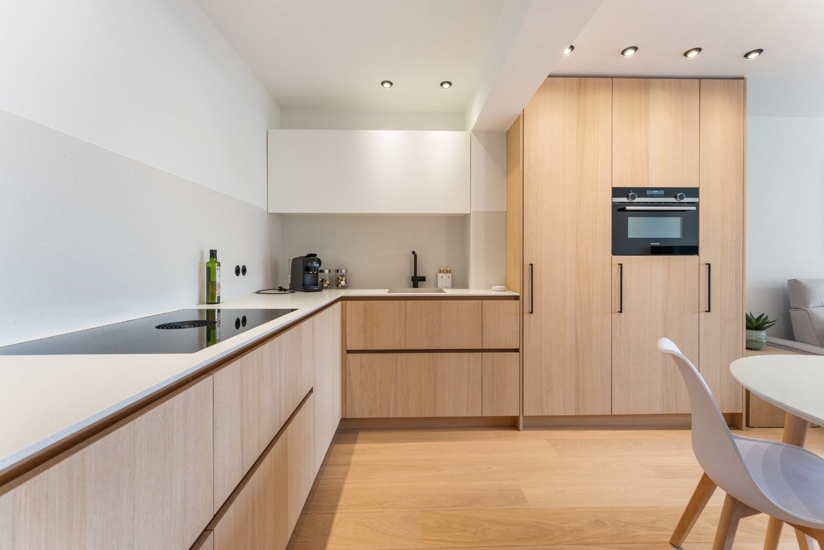 Stijlvol gerenoveerd appartement met twee slaapkamers in Sint-Idesbald foto 2