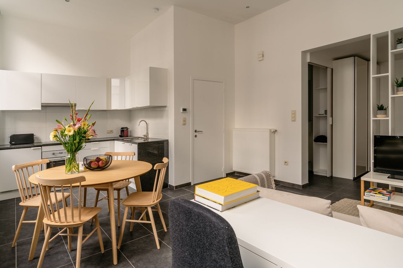 Gemeubelde studio met eigen voordeur aan het schattige minipark Vinkenhof foto 10