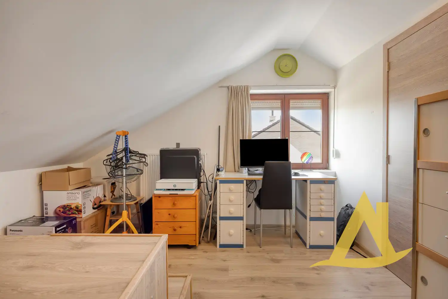 RUSTIG GELEGEN, INSTAPKLARE WONING MET TUIN RONDOM EN RUIME OPRIT foto 27