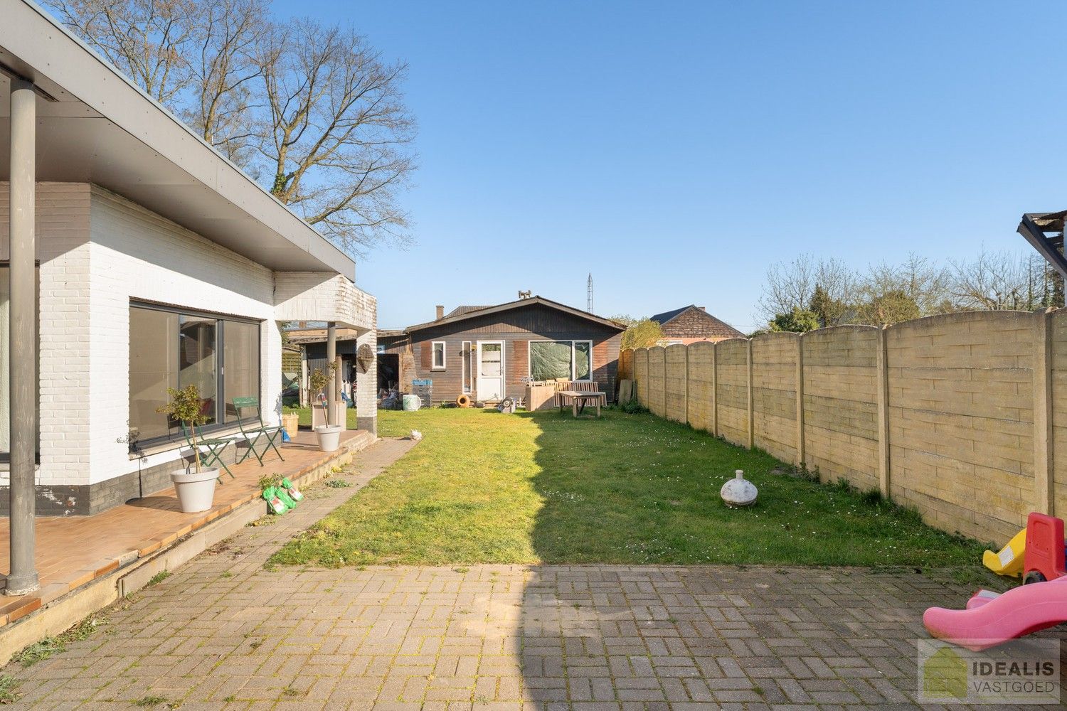 IDEALIS VASTGOED - CHARMANTE INSTAPKLARE GEZINSWONING MET EEN LICHTRIJKE LEEFRUIMTE, MODERNE OPEN KEUKEN MET KOOKEILAND, 3 RUIME SLAAPKAMERS EN BADKAMER. DE WONING IS GELEGEN OP EEN PRACHTIG PERCEEL VAN 12A 68CA! Deze knappe bungalow omvat een aangename 140m² bewoonbare oppervlakte met een lichtrijke woonkamer met aansluitend een moderne open keuken met kookeiland (voorzien van alle comfort), 3 ruime slaapkamers en een badkamer. De woning biedt verder een kelderverdieping en een zeer ruime tuin. Een unieke kans voor kandidaten op zoek naar een instapklaar huis voorzien van alle faciliteiten op een hele fijne locatie tussen de centra van Oudsbergen, Bree en Peer! foto 20