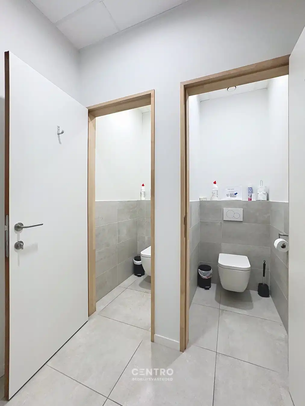 VERNIEUWDE en INSTAPKLARE KANTOORRUIMTEN (259m² en 337m²) op een UITSTEKENDE LOCATIE langs de AUTOSNELWEG te Loppem (Brugge-Zedelgem)! foto 8