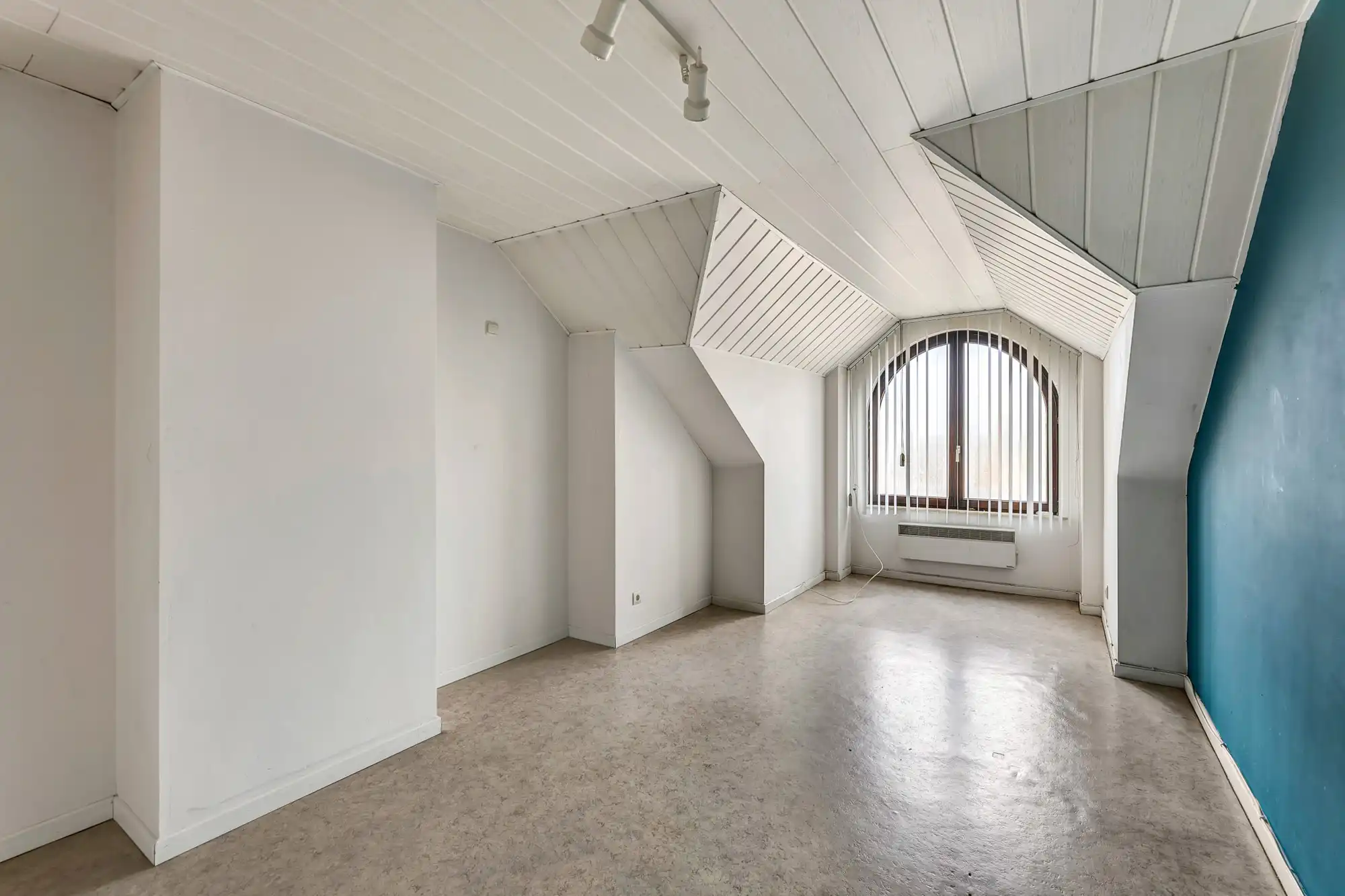 Handelswoning met ruime garage foto 13