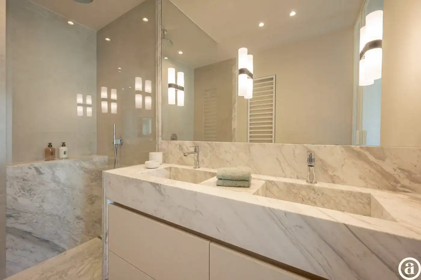 Luxueus gerenoveerd appartement vlakbij de winkels, het strand en de zee. foto 17