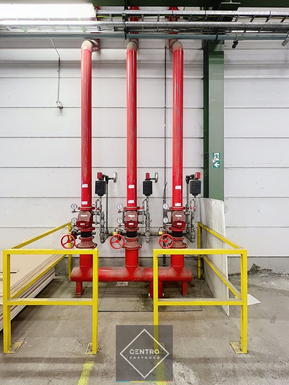 Instapklaar BEDRIJFSGEBOUW bestaande uit een geïsoleerd MAGAZIJN (± 2.935m²) met KANTOORGEBOUW (± 305m²). Ruim verhard buitenterrein én 2 rolbruggen. Op industriezone te Houthulst. foto 14