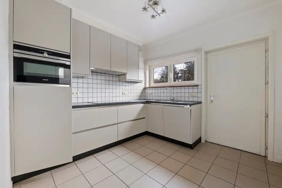 HANDELSHUIS MET PARKING OP EEN TOPLOCATIE IN LINTER foto 13