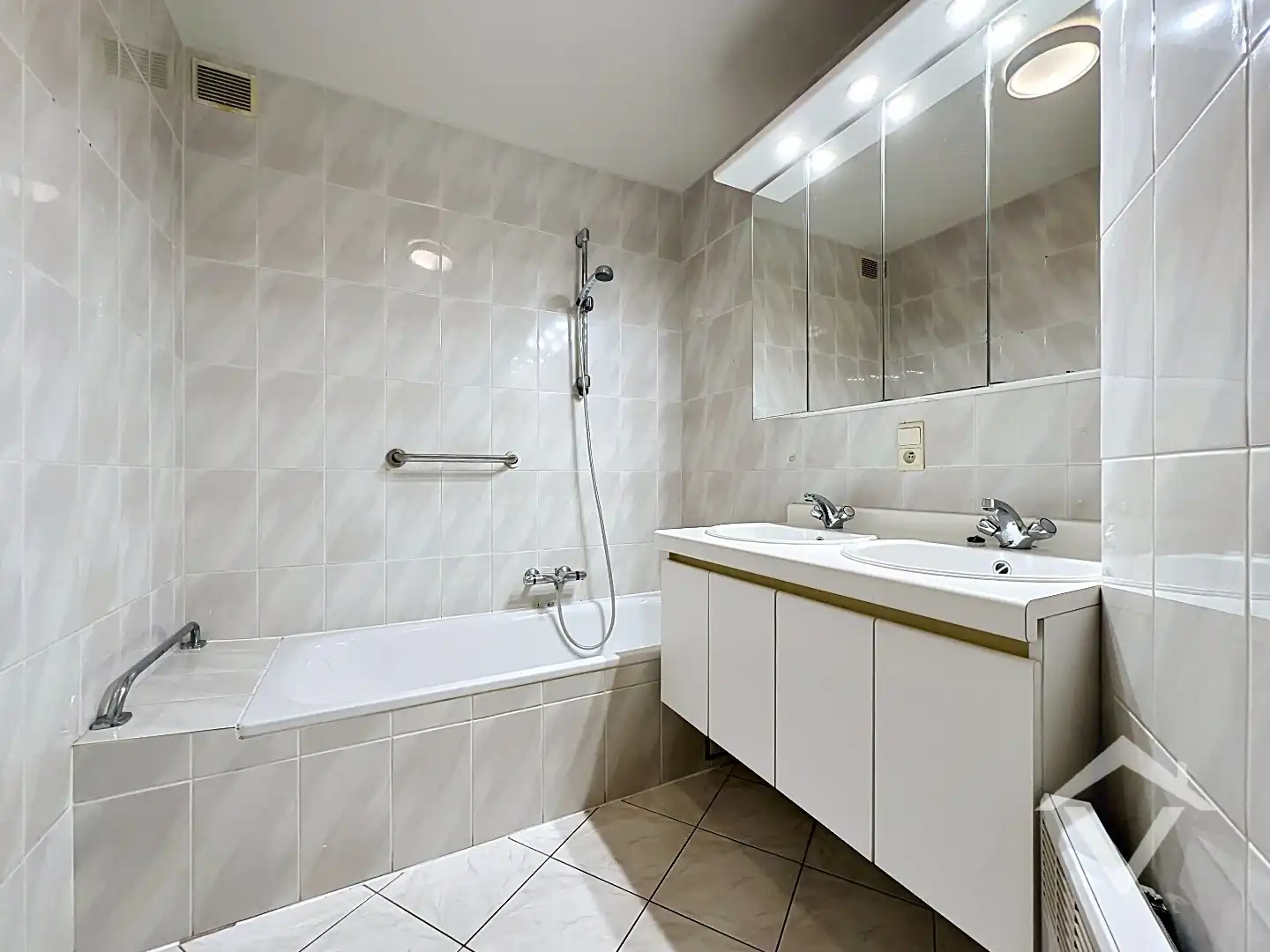 Gelijkvloers appartement met 2 slaapkamers in hartje Koekelare foto 23